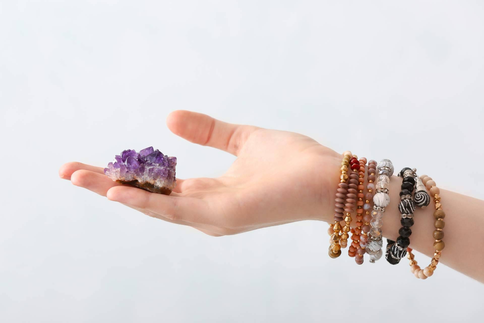 Tienda de Gemas expone los beneficios de sus pulseras de la suerte