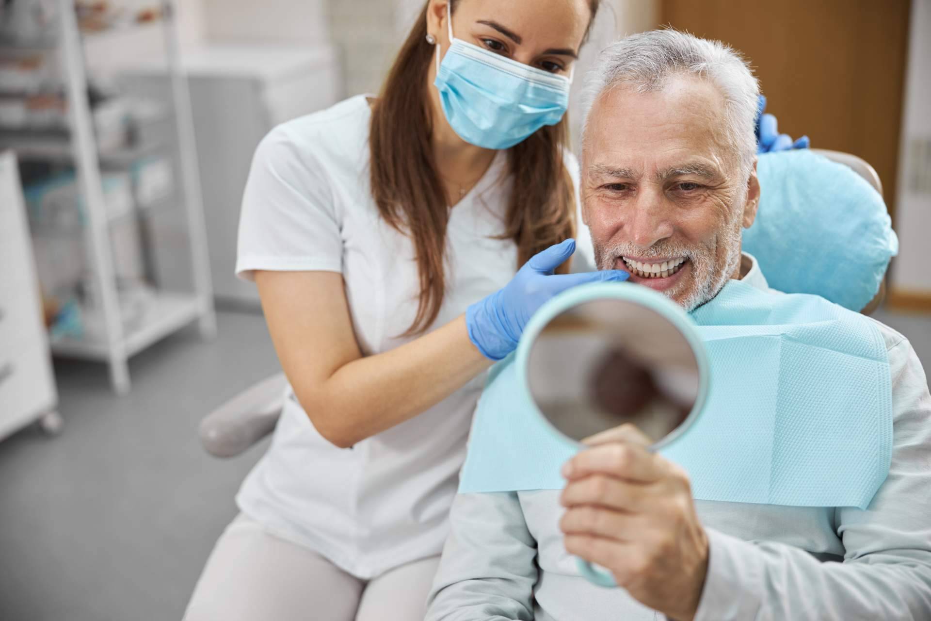 Servicios y tratamientos dentales efectivos que mejoran la sonrisa de los pacientes con Los Llanos Dental