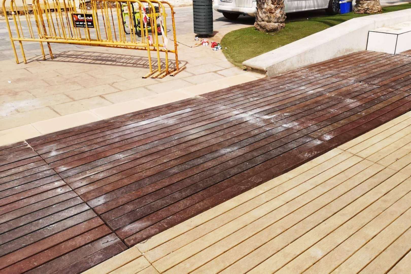 Suministro e instalación de pasarelas de playa de plástico reciclado, de la mano de Abadecom