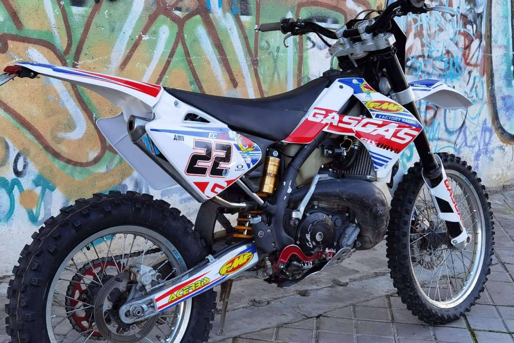 ADHESIVOSEMBARRADOS presenta su gran variedad de pegatinas de moto