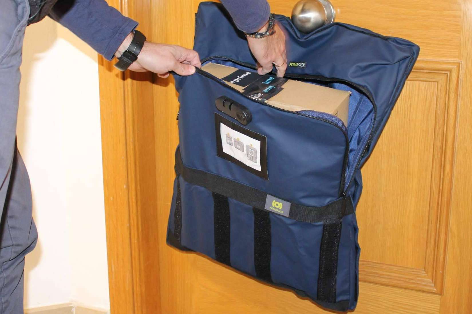 Pomopack es un sistema innovador que permite al mensajero dejar los paquetes de manera segura en la puerta de casa