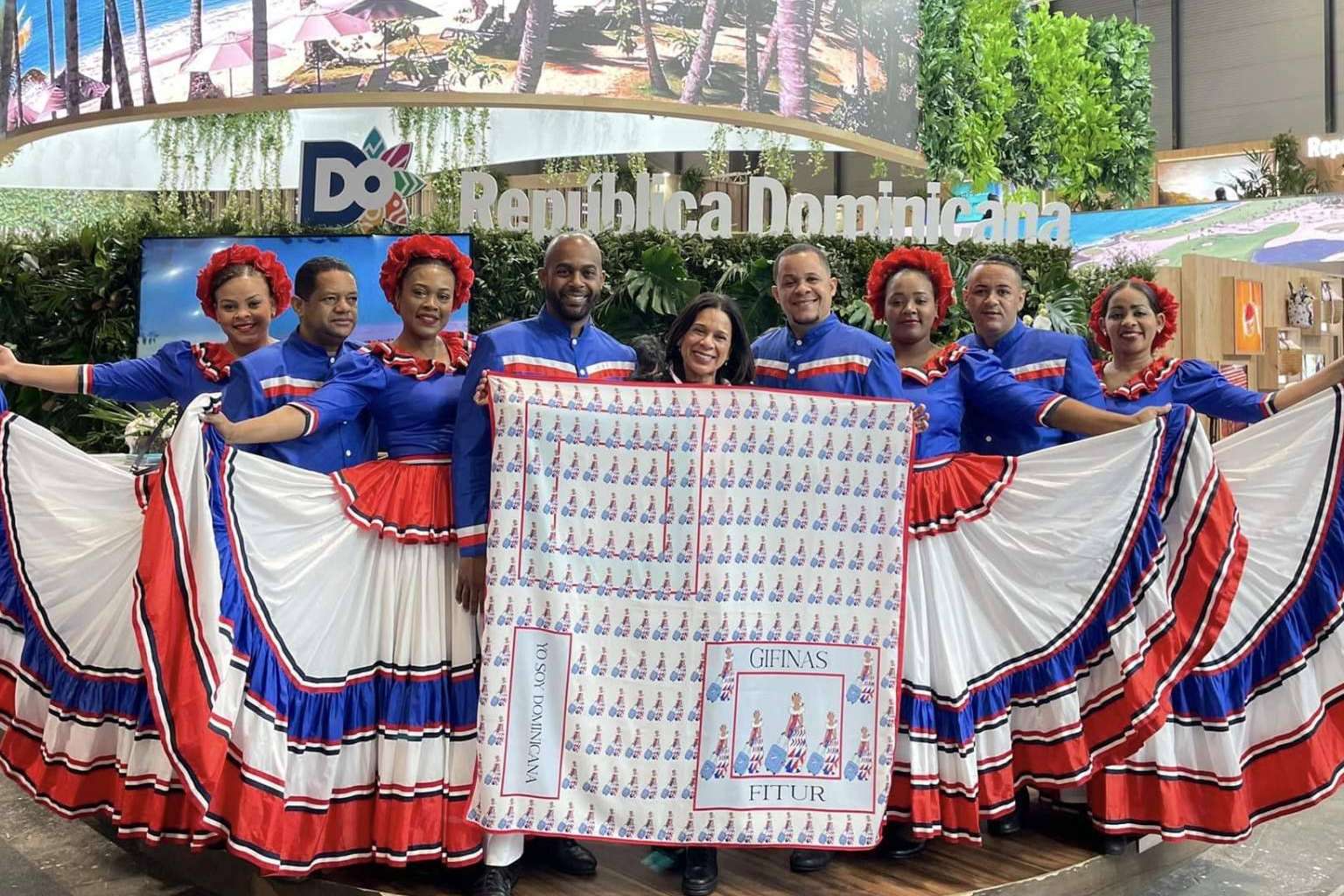 Gifinas y su pañuelo de esencia dominicana expuesto en la feria Fitur