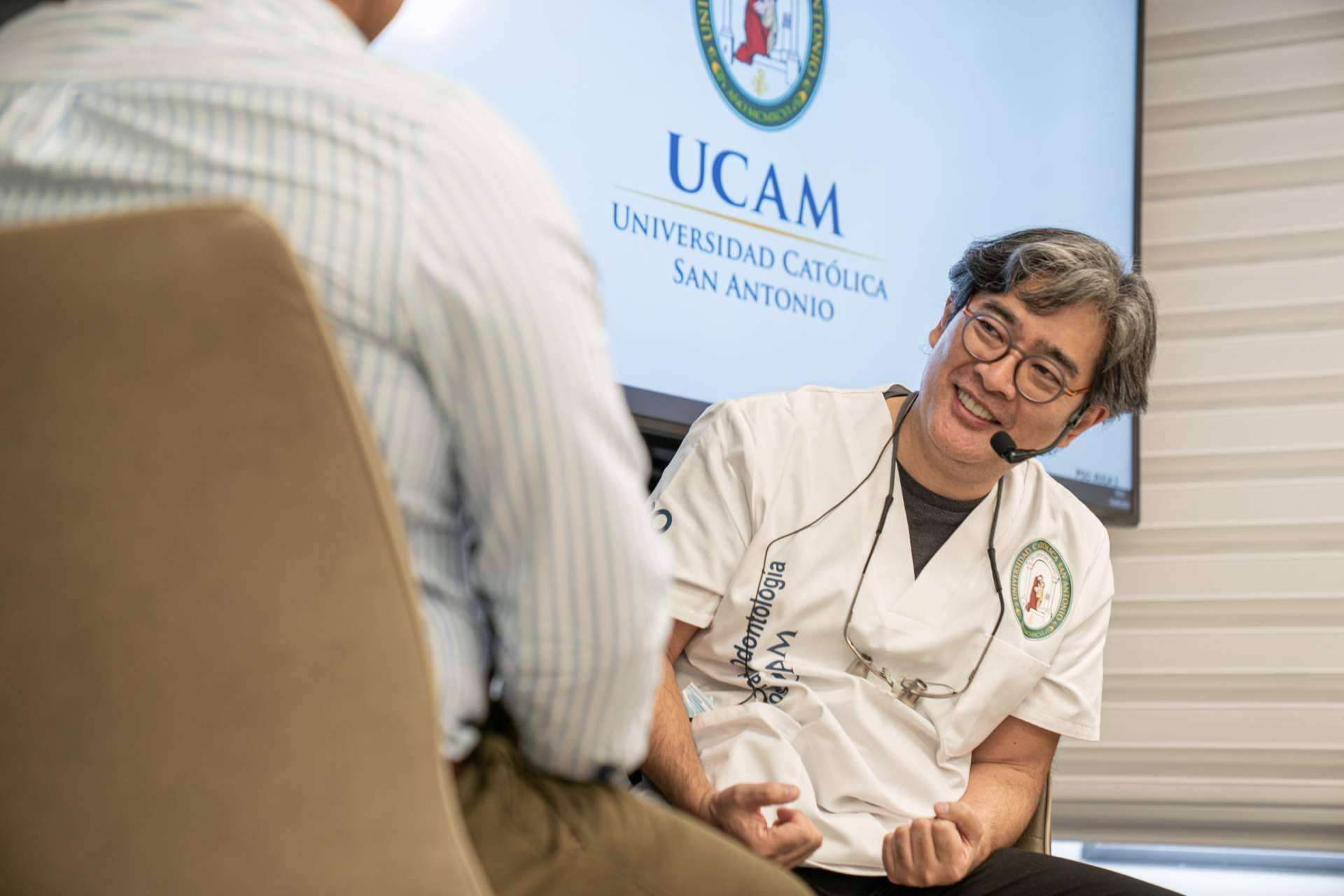En PgO UCAM, uno de los mejores del mundo imparte la técnica de las carillas de cerámica