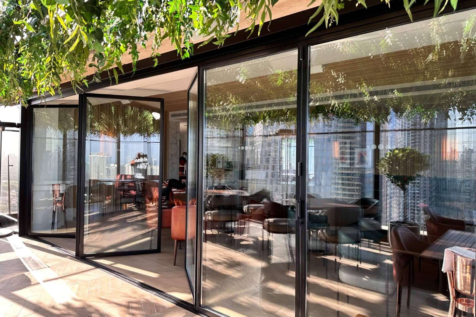 Airclos ofrece diseños minimalistas en puertas de aluminio para exterior