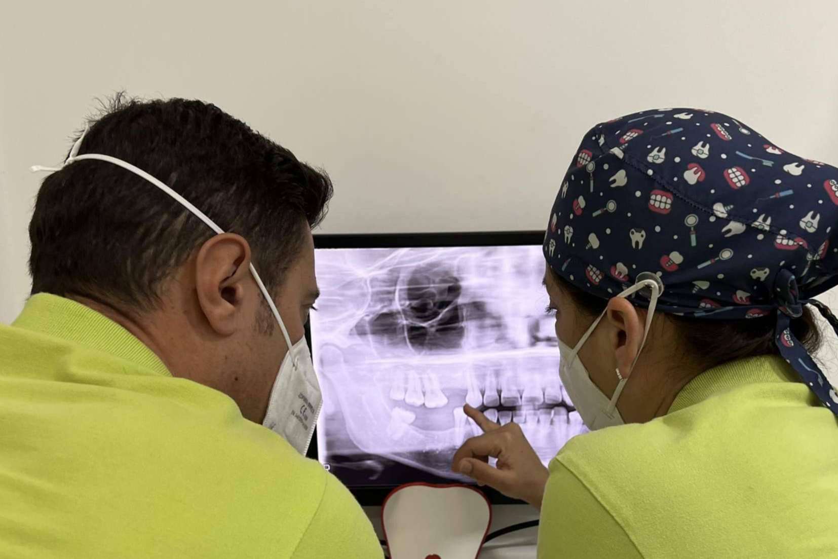 Dental Legrand cuenta con un equipo de especialistas en tratamientos de implantes dentales