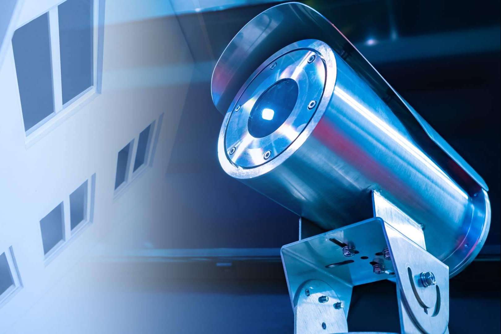 Para mantener los espacios vigilados, instalar cámaras de seguridad es una buena alternativa