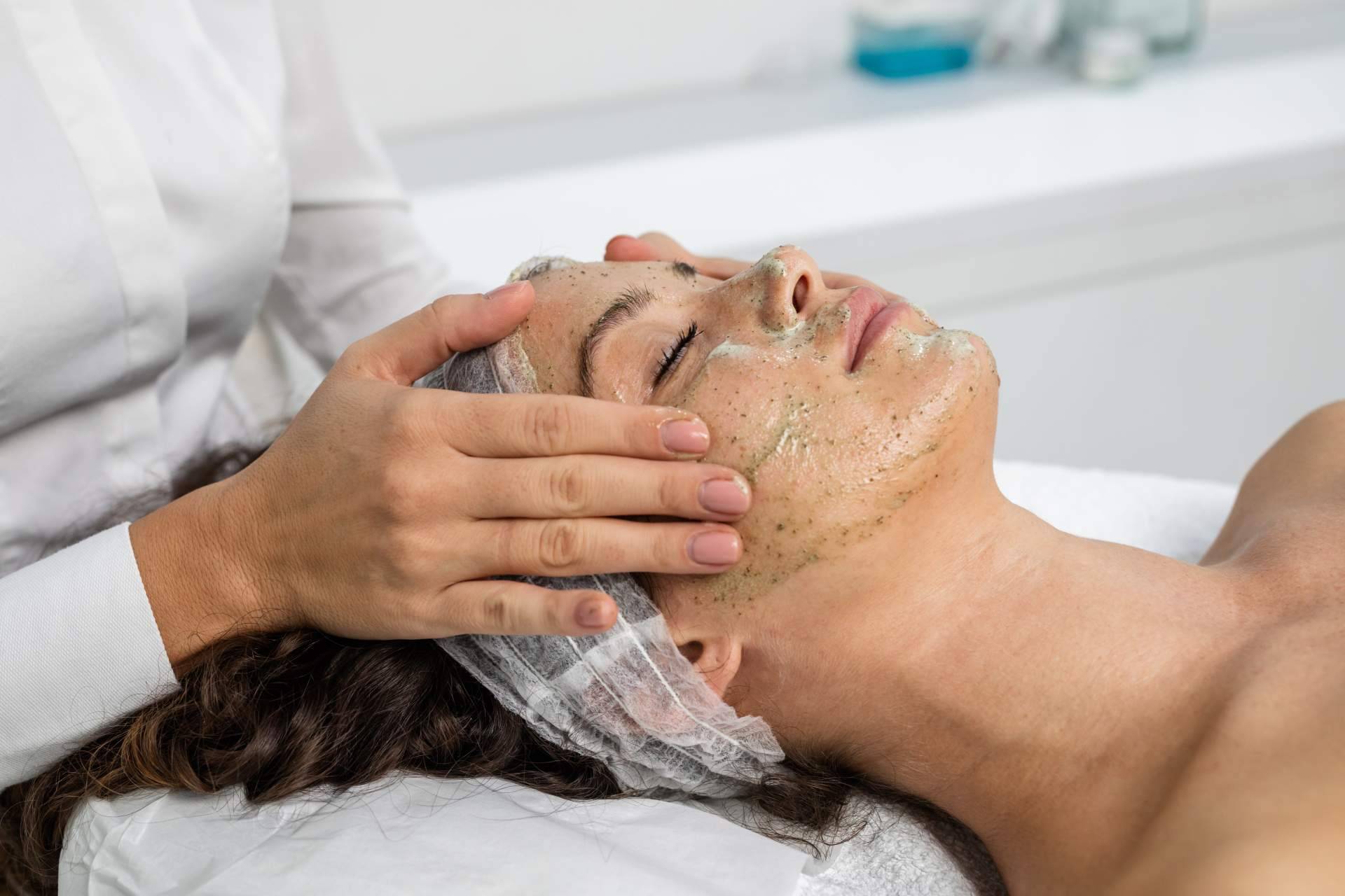 Los peeling químicos de Alluring Clinic funcionan como una herramienta para luchar contra el envejecimiento facial