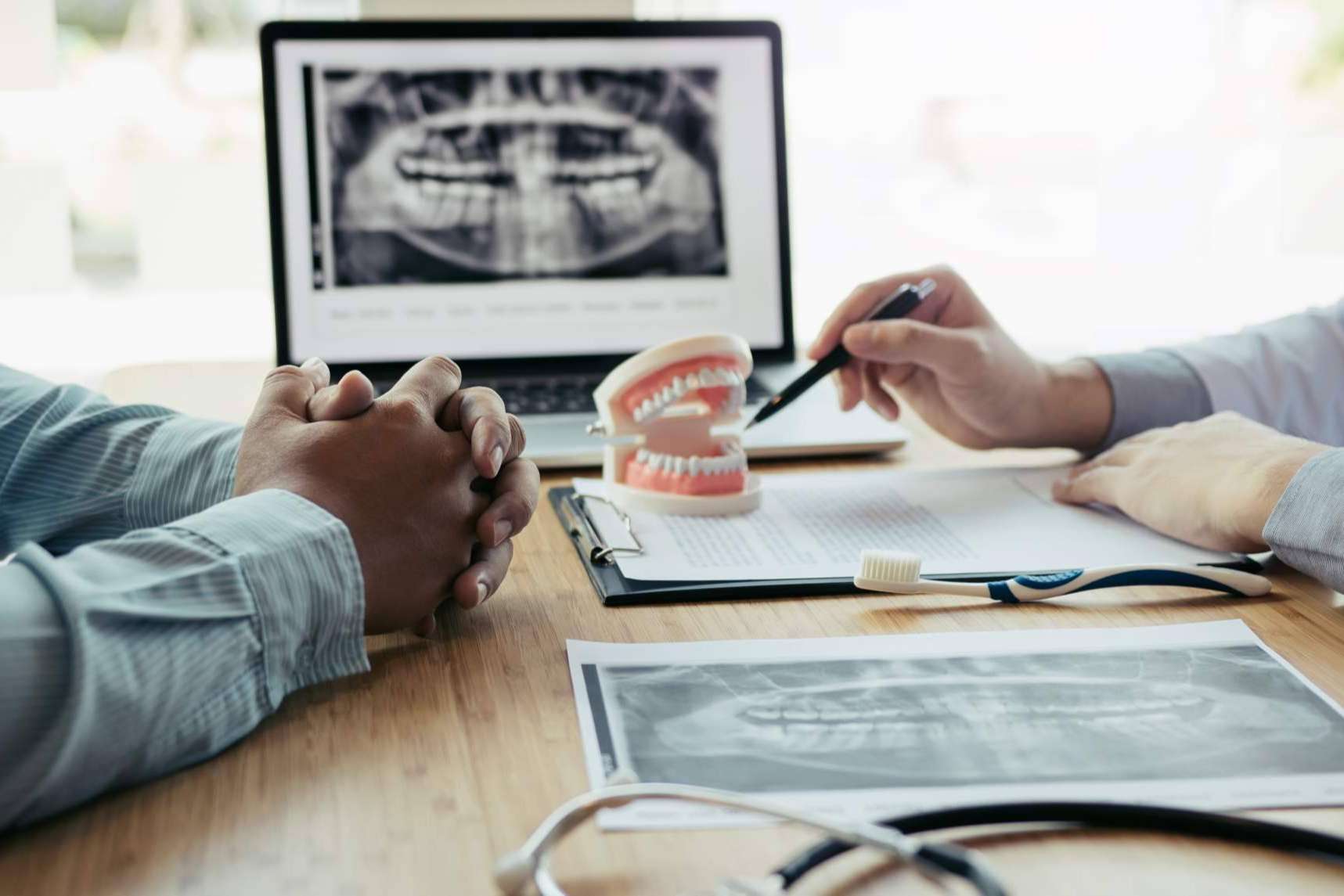 La clínica de Madrid experta en biocompatibilidad, DeltaDent, ayuda a recuperar la sonrisa con implantes dentales de zirconio