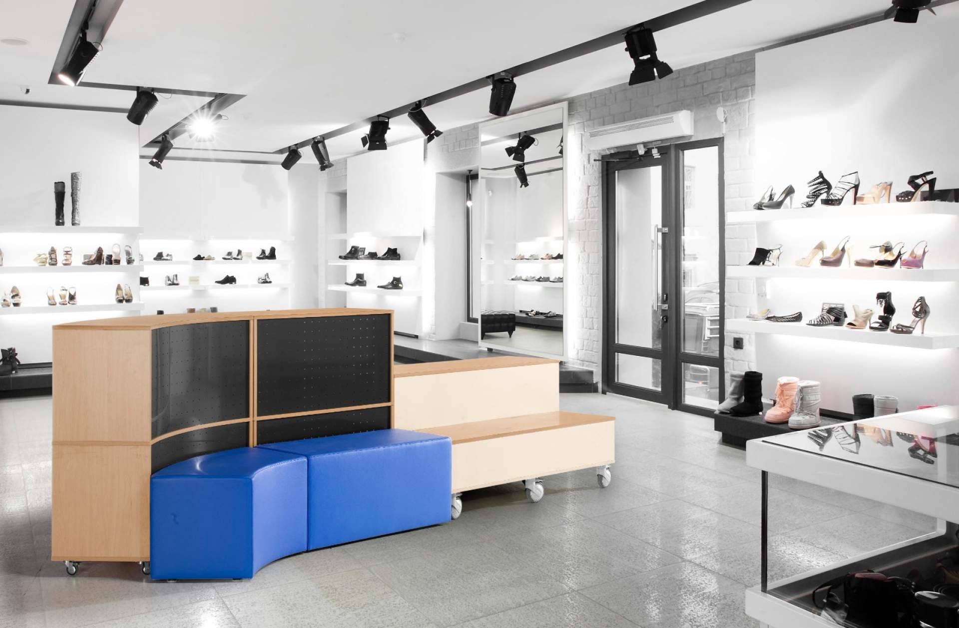Mobiliario personalizado con la imagen corporativa de cada cliente, con Creative Concept
