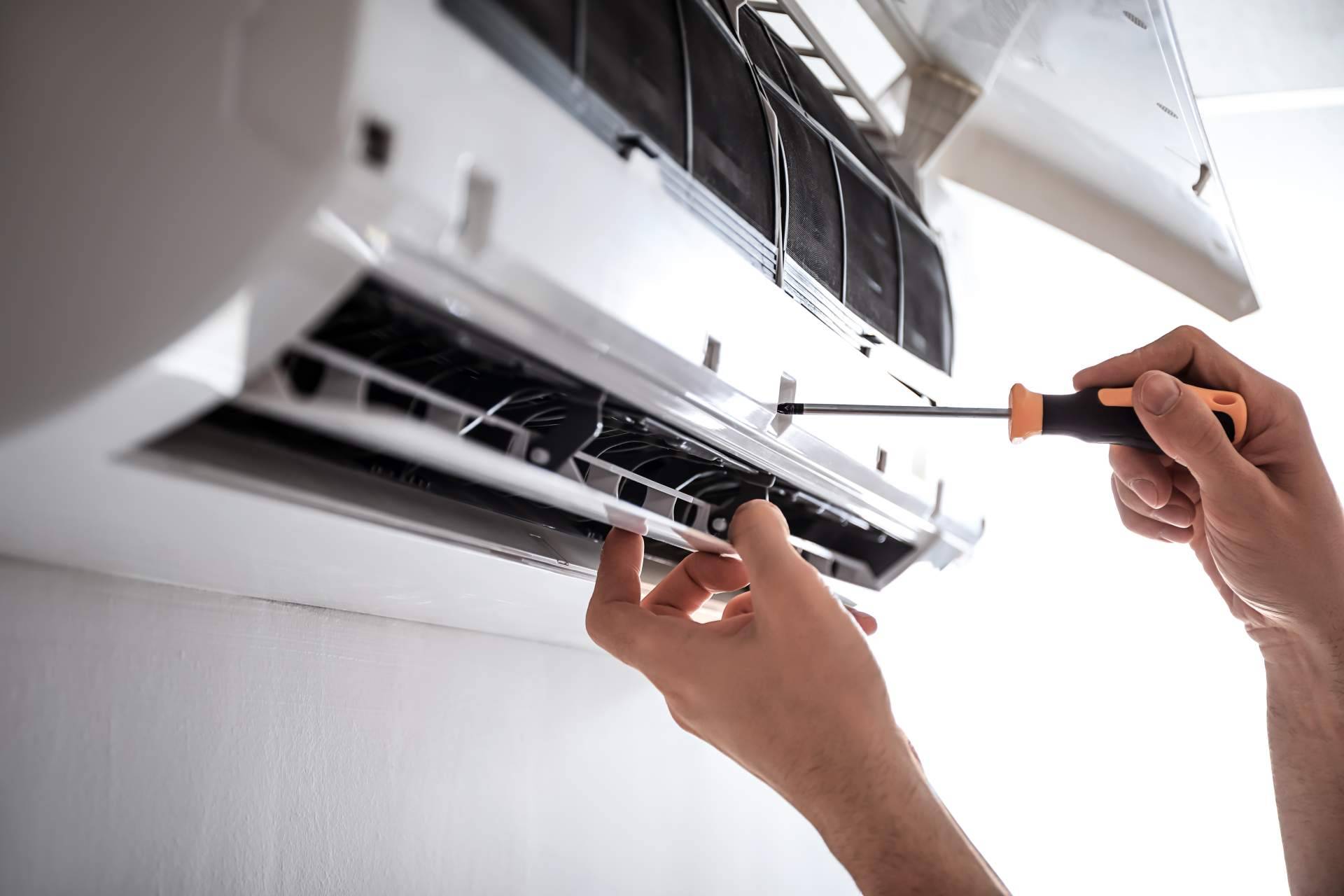 Revisión y reparación de aires acondicionados con Servicios Residenciales