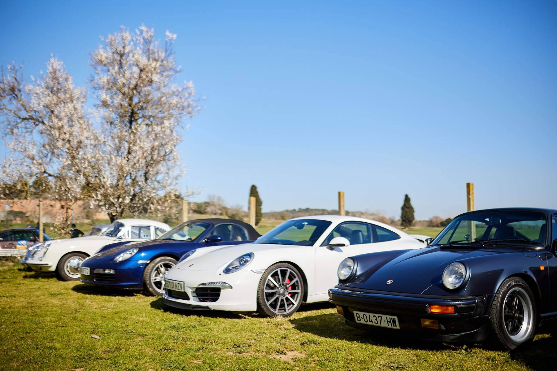 Participan más de 30 coches clásicos en la ruta Porsche Girona