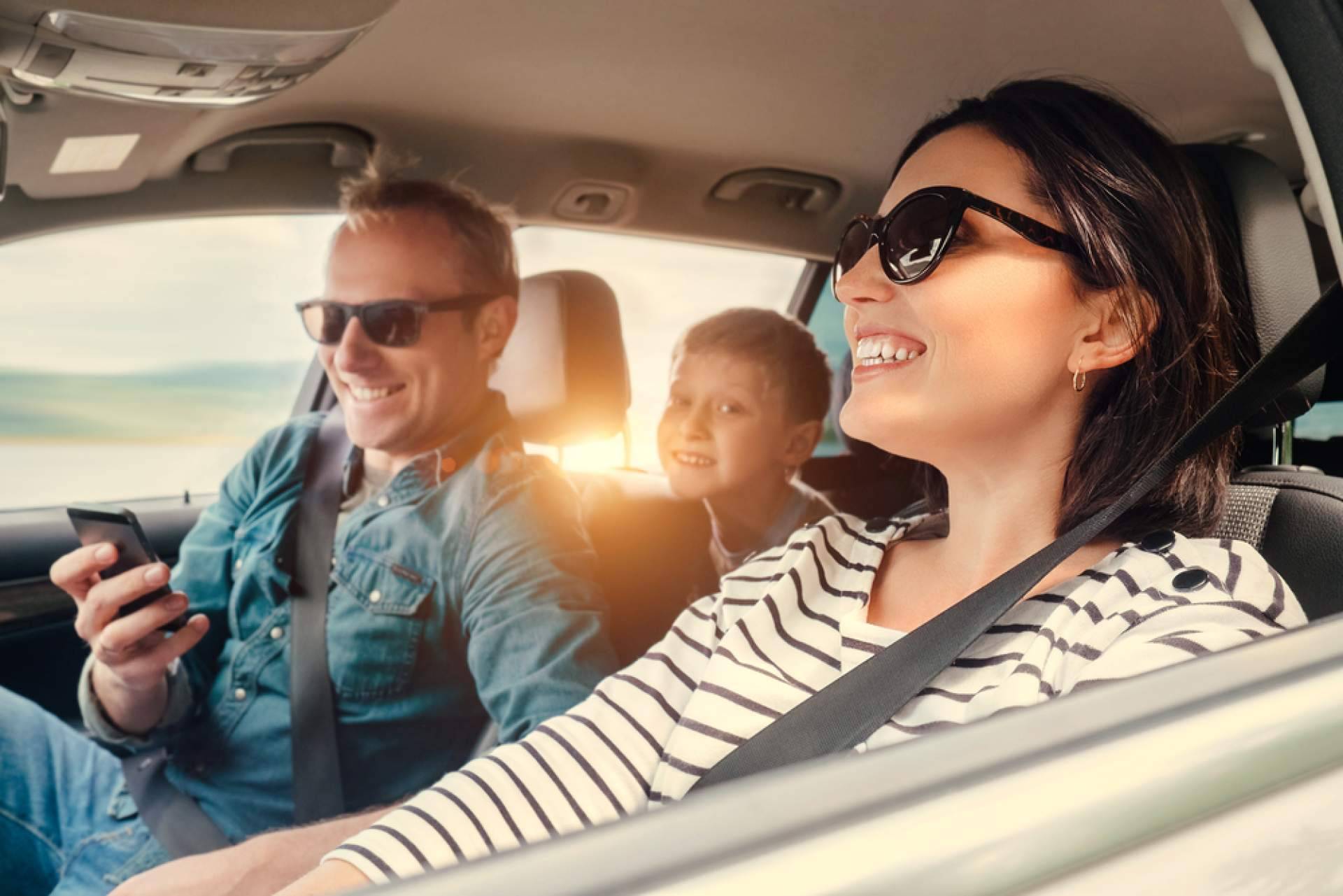 ¿Cuáles son los elementos y la documentación obligatoria que deben llevar los coches?