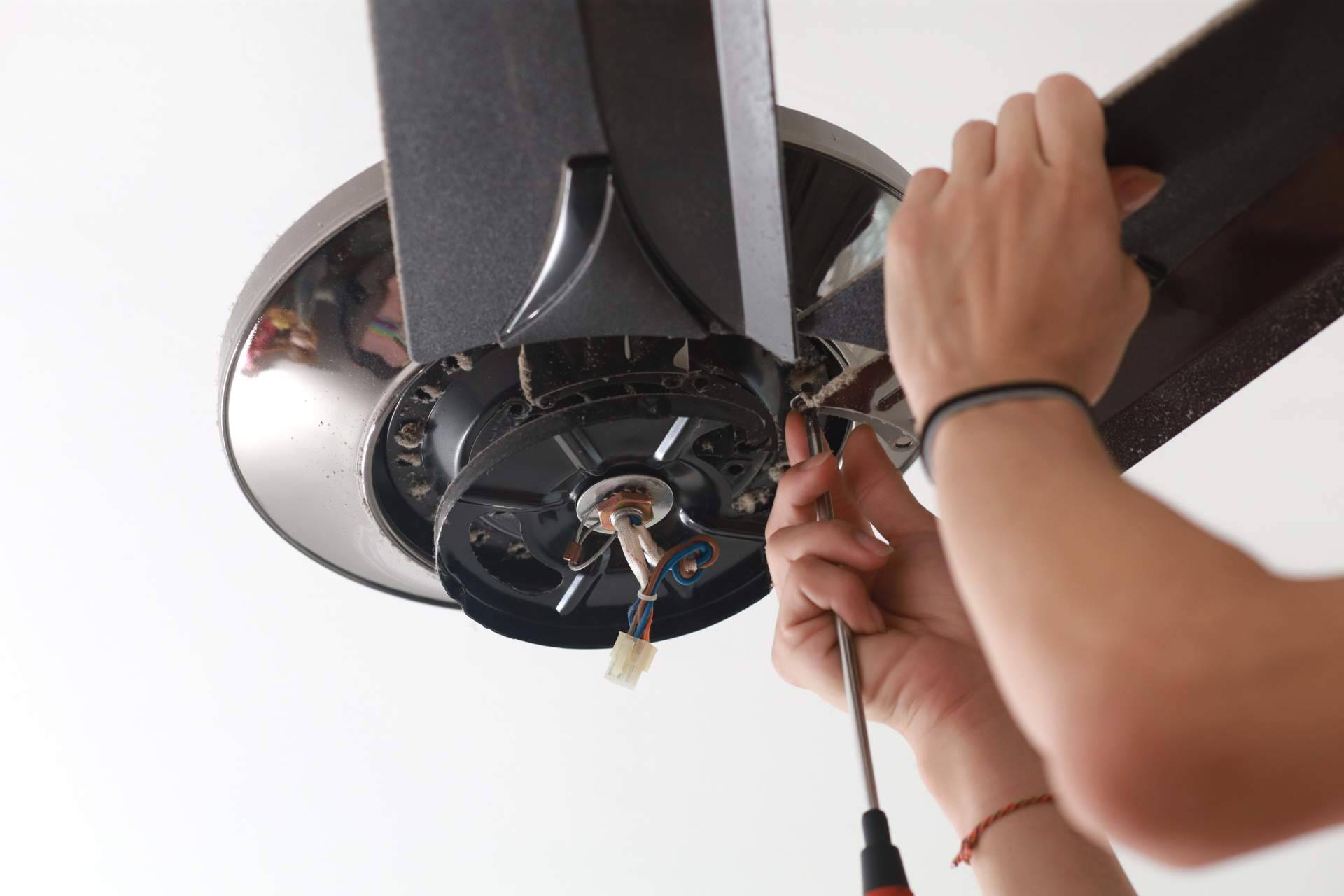 ¿Cuáles son los beneficios de los ventiladores de techo que ofrece La tienda de electricidad?