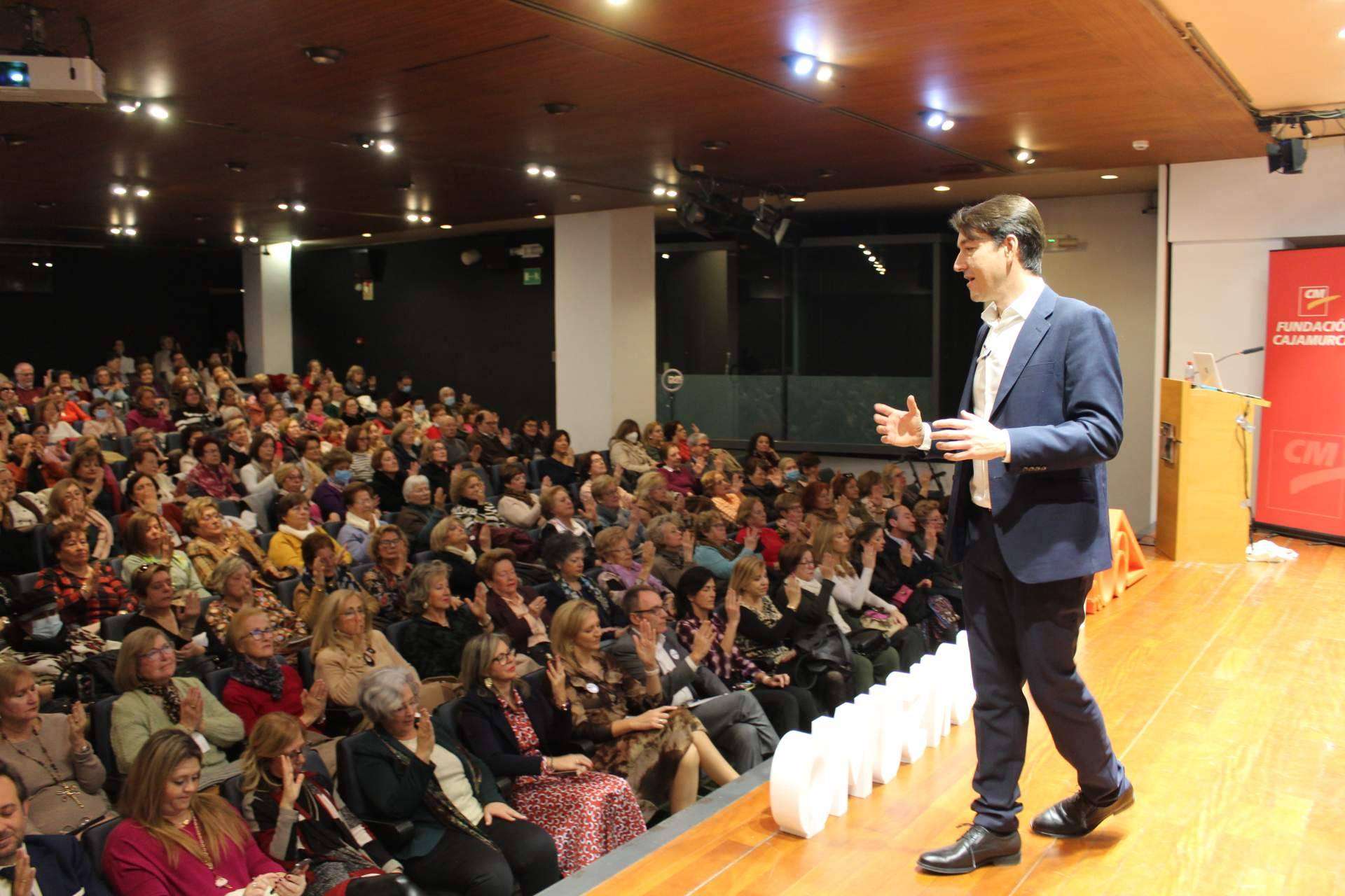 Más de 200 personas han acudido a la presentación del libro 'Las 10 claves del bienestar'