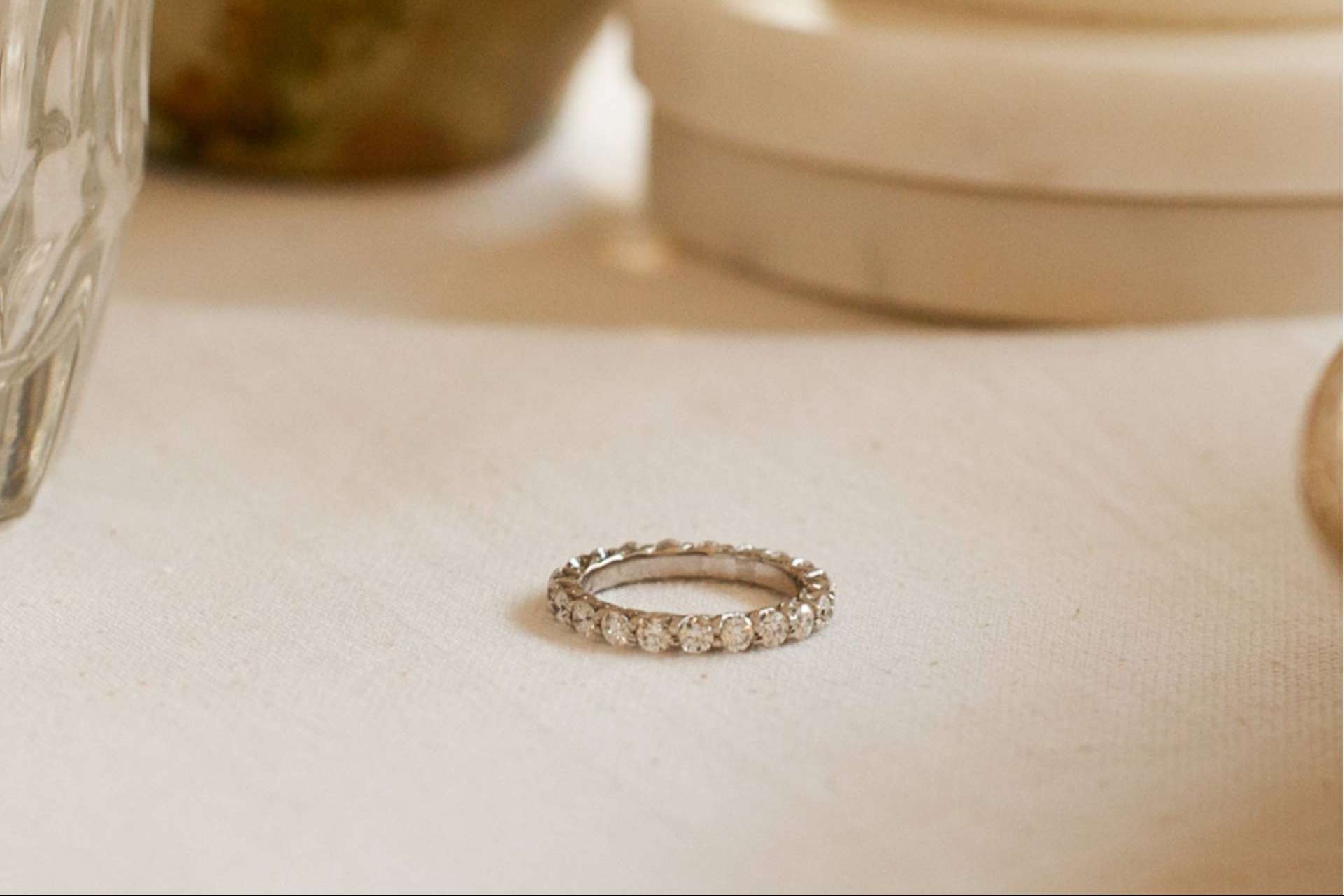 Alianzas para novios con diseños clásicos, vintage y minimalistas en Mimoke
