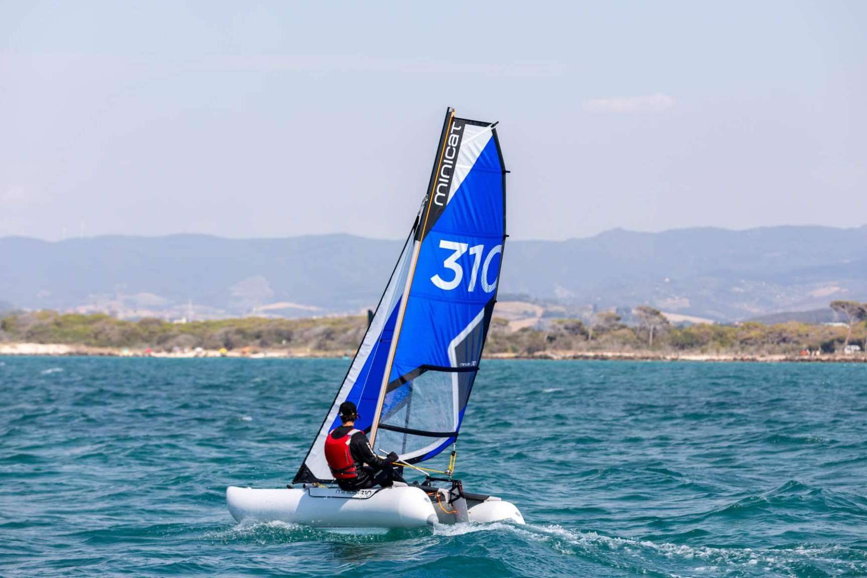 Mini catamaranes, hinchables y desmontables, disponibles en Nauticmar distribuidores exclusivos en España