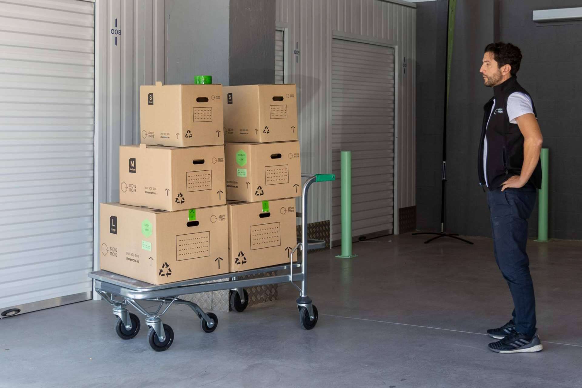 Alquiler de trasteros en Madrid de Storemore para ganar espacio en casa