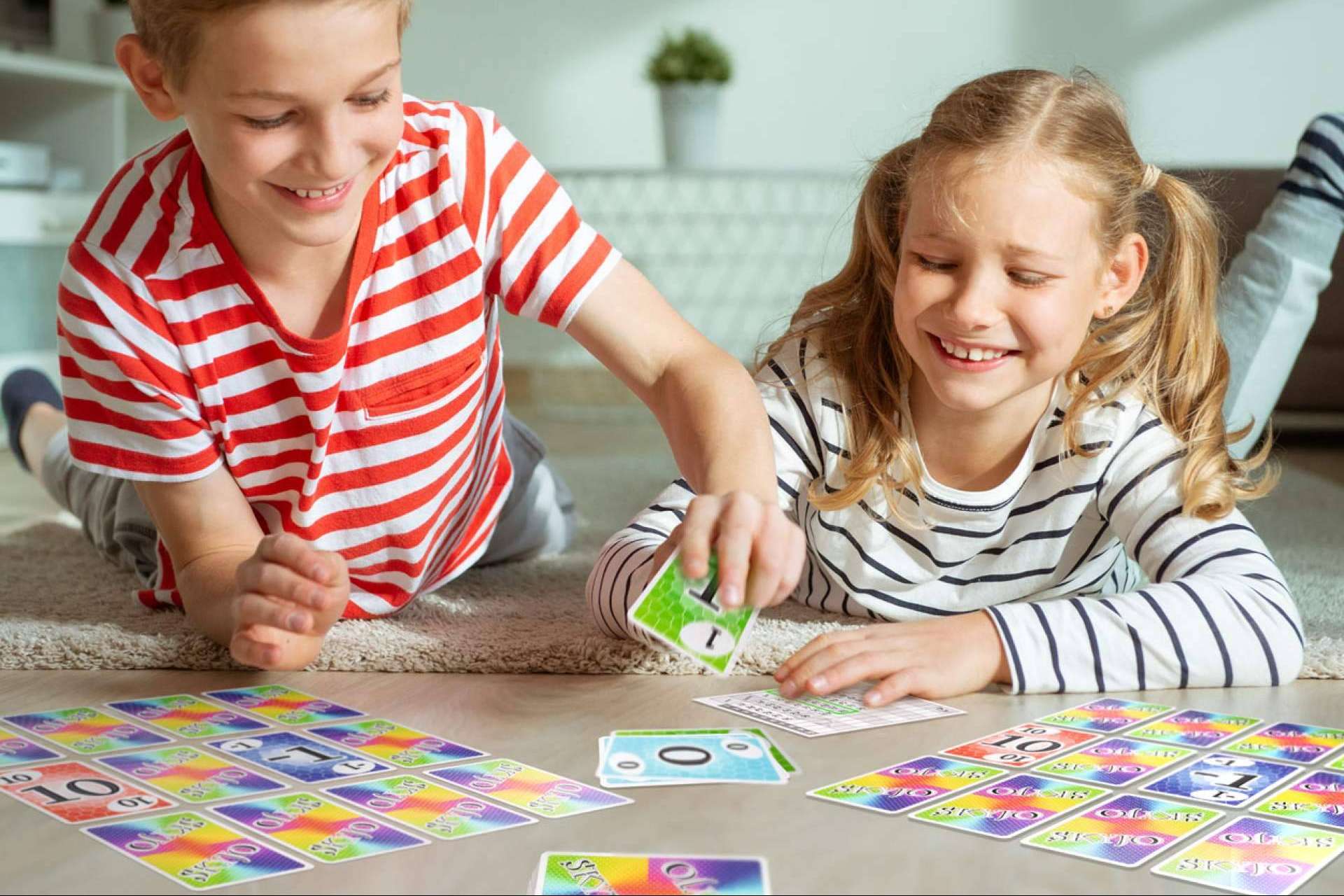 El juego de cartas que arrasa en Europa, Skyjo, ahora en España de la mano de Lúdilo