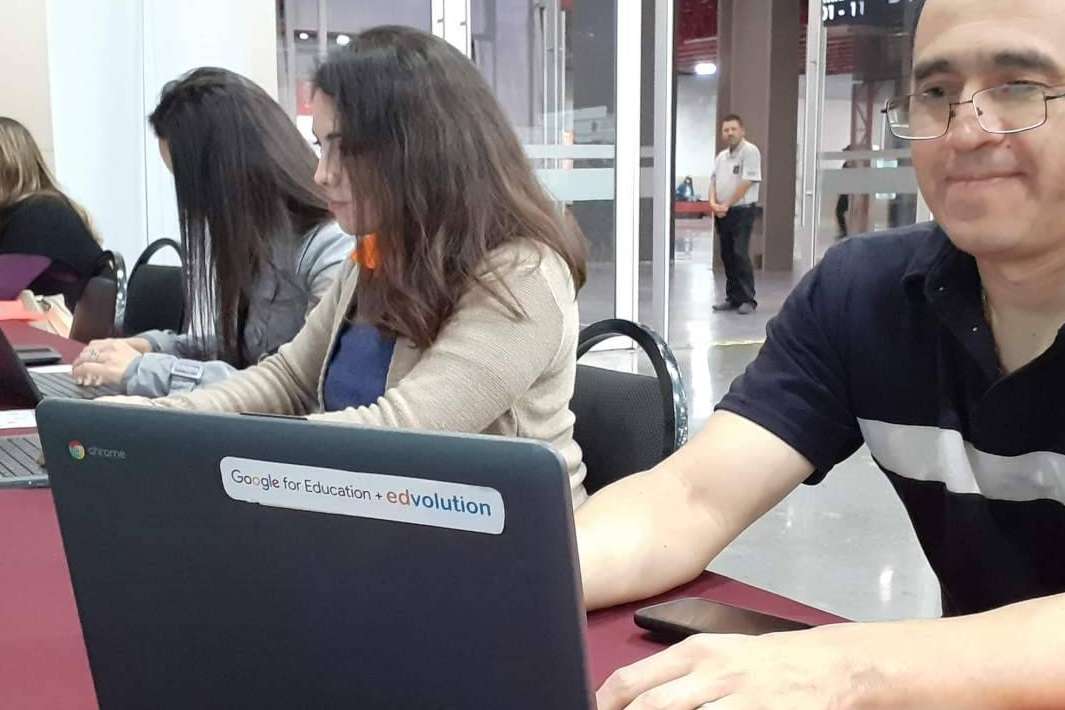 Transformar un entorno de aprendizaje digital y tener un centro atractivo para los próximos alumnos implementando herramientas mejoradas