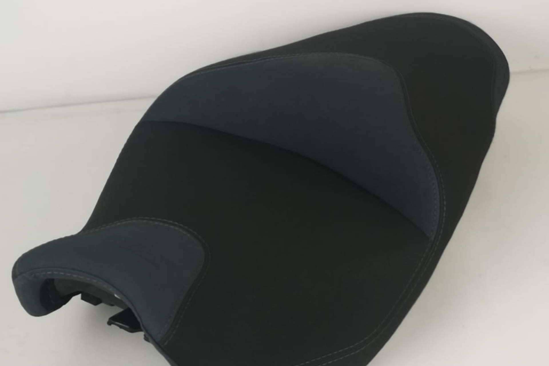 ¿Dónde modificar el asiento de moto de carretera y hacerlo más cómodo? JM-Fundas