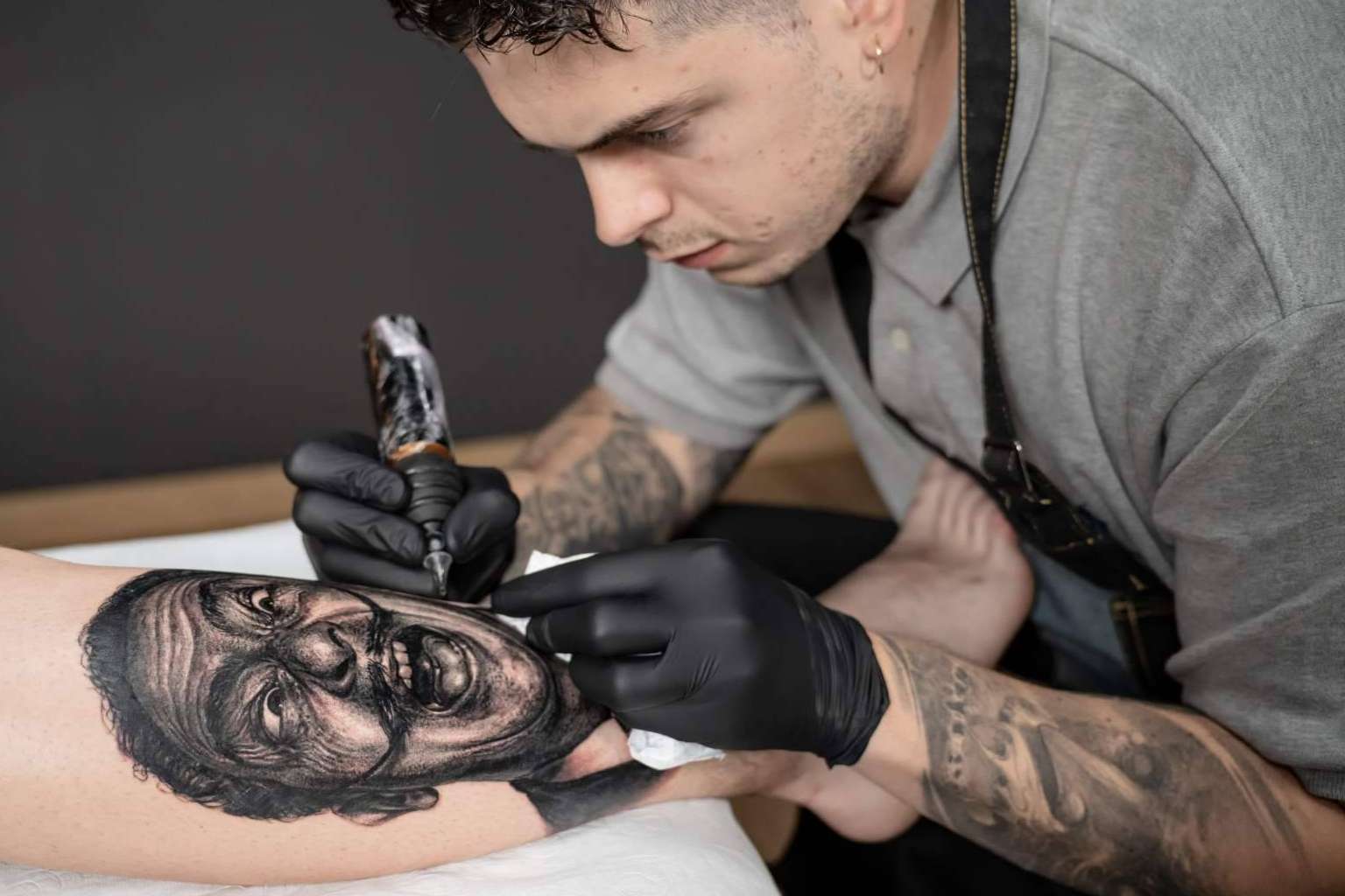 Asistir a cursos de tatuajes en Habbility para mejorar la técnica en retratos realistas