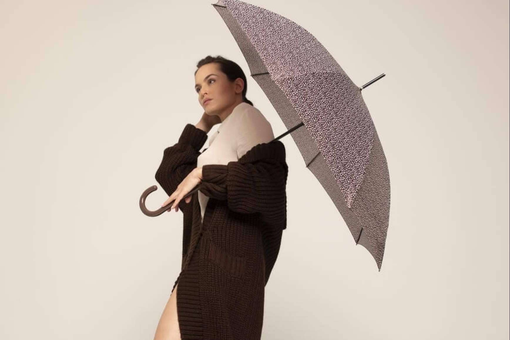 Llegó la moda que protege de la lluvia con los paraguas Vogue