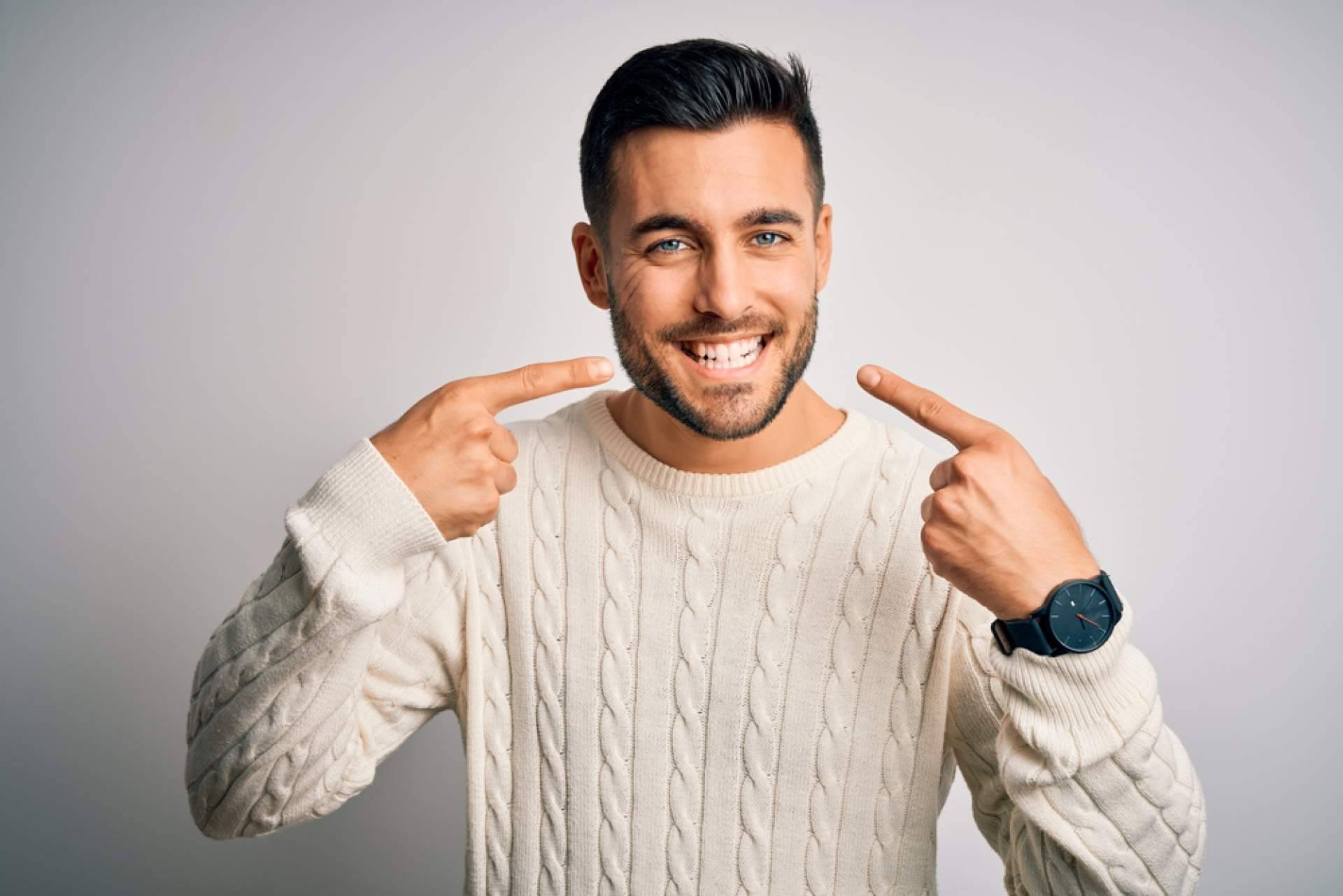 Resultados naturales con las microcarillas dentales de Carlos Saíz Smile