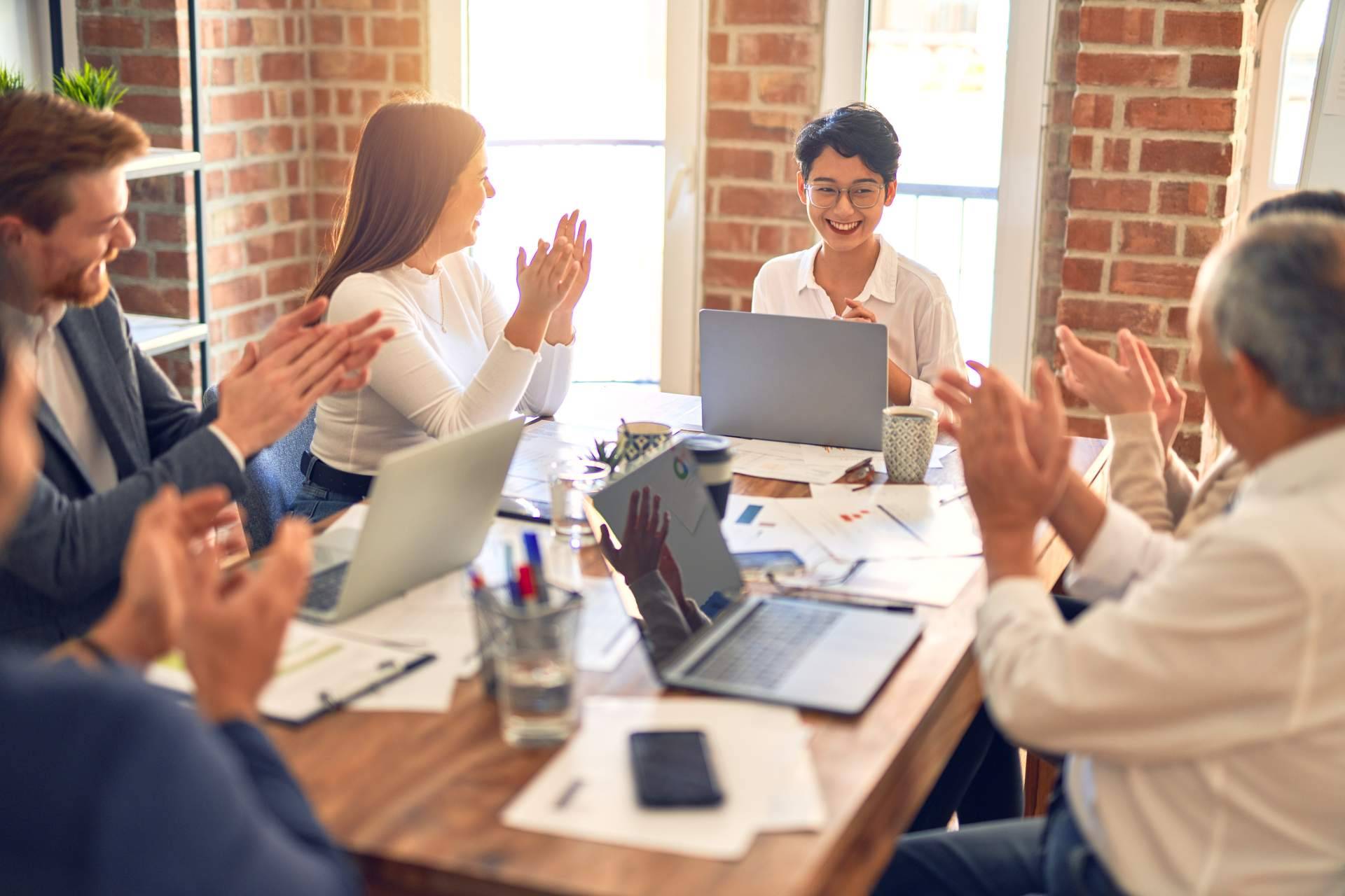 ¿Cómo se puede aumentar la felicidad de los equipos en una empresa?
