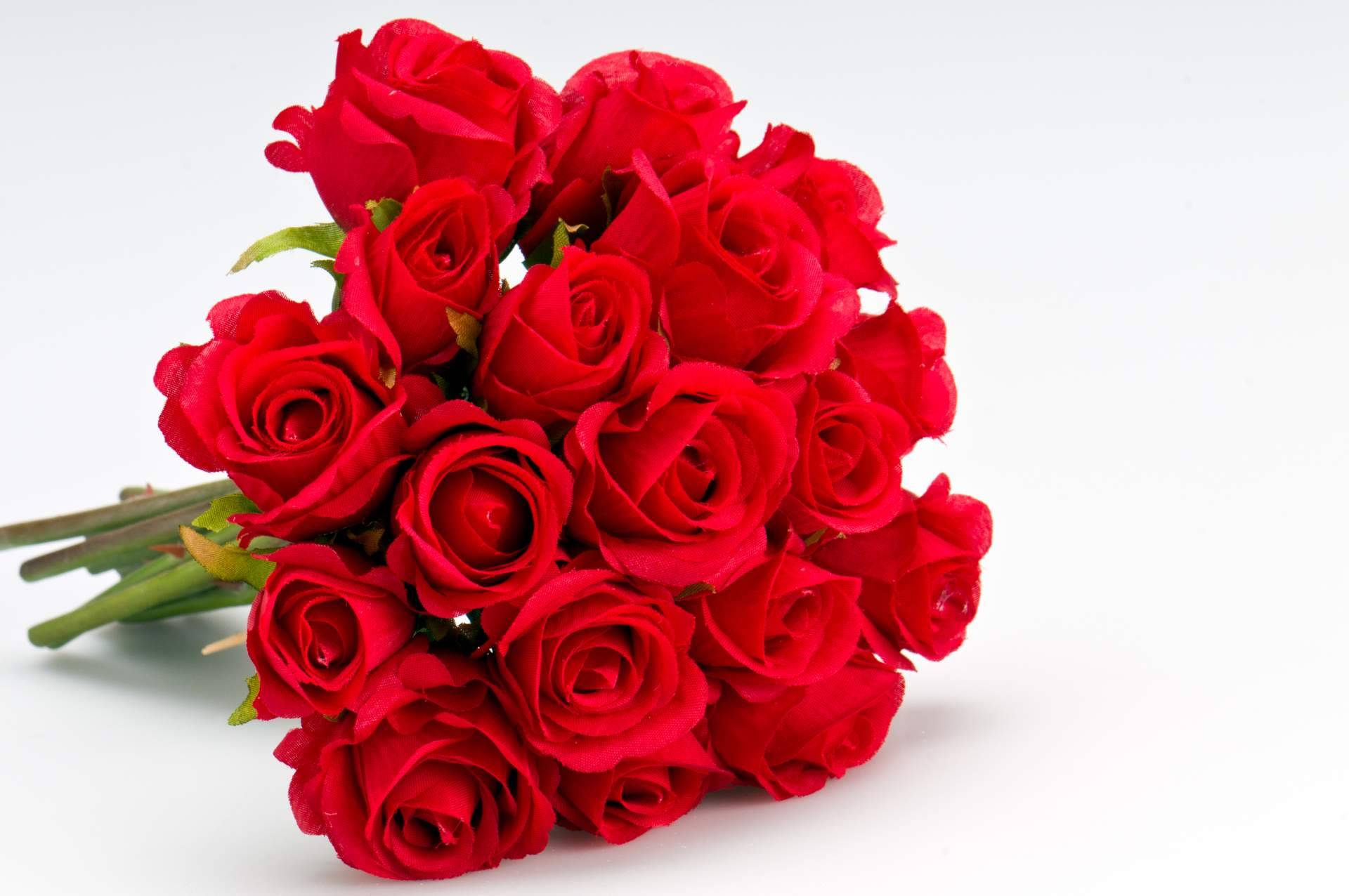 Ocasiones especiales para regalar un ramo de rosas blancas y rojas, con Rosistirem