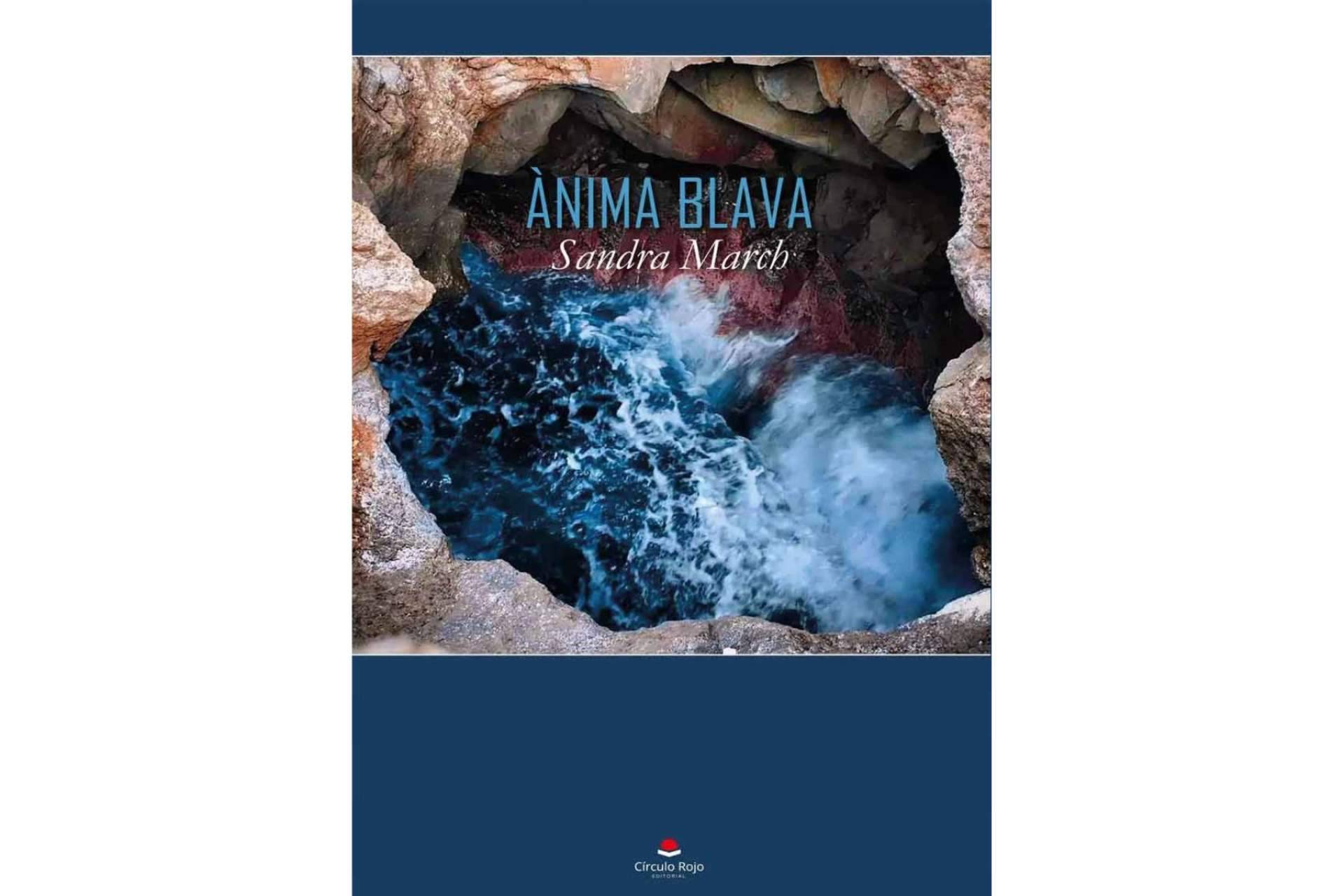 Sandra March presenta 'Ànima Blava’, en la que utiliza la poesía como herramienta terapéutica para viajar desde la oscuridad más recóndita del alma hacia los primeros destellos de luz.