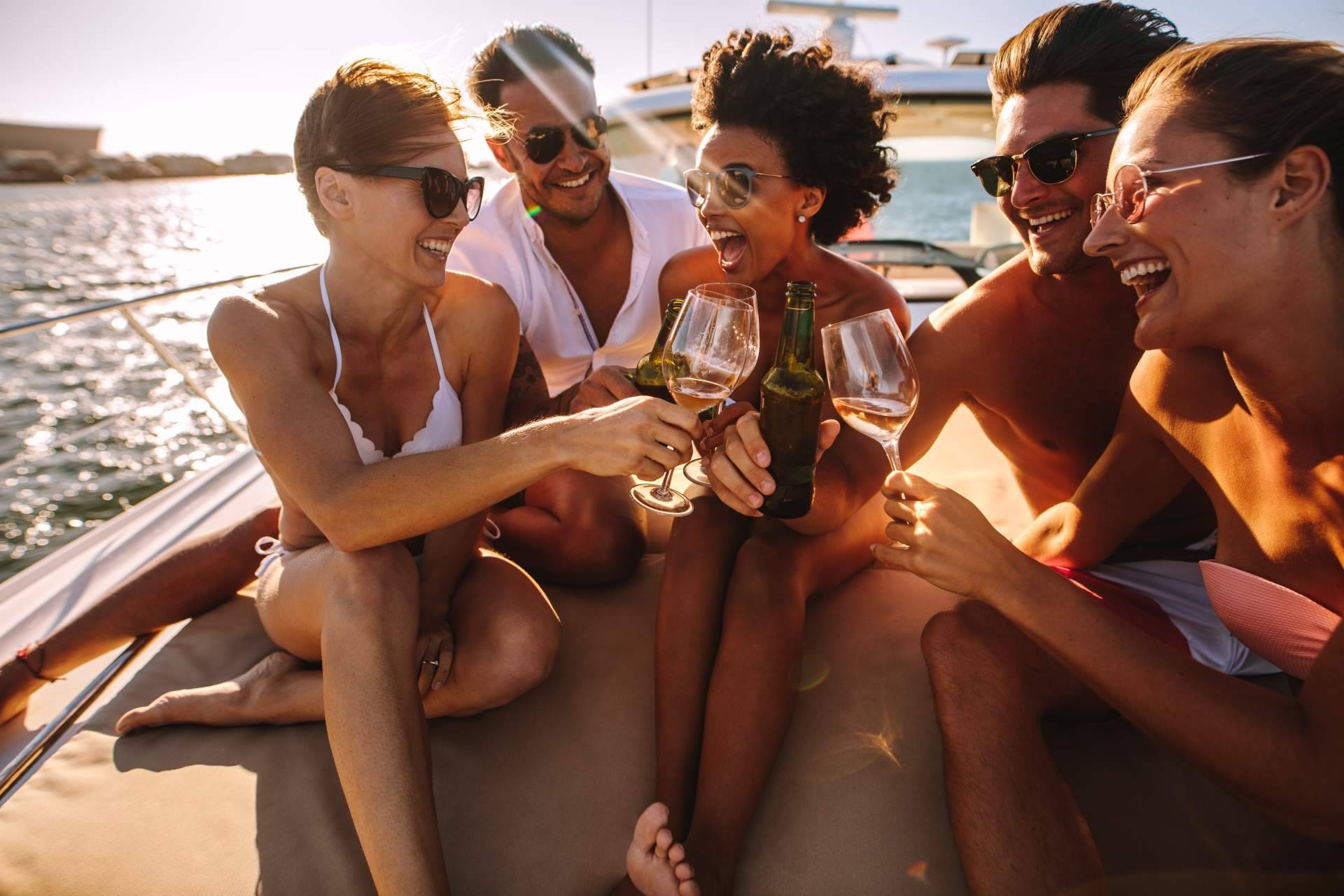 Despedidas Salou orgniza fiestas temáticas de despedida para disfrutar en grupo