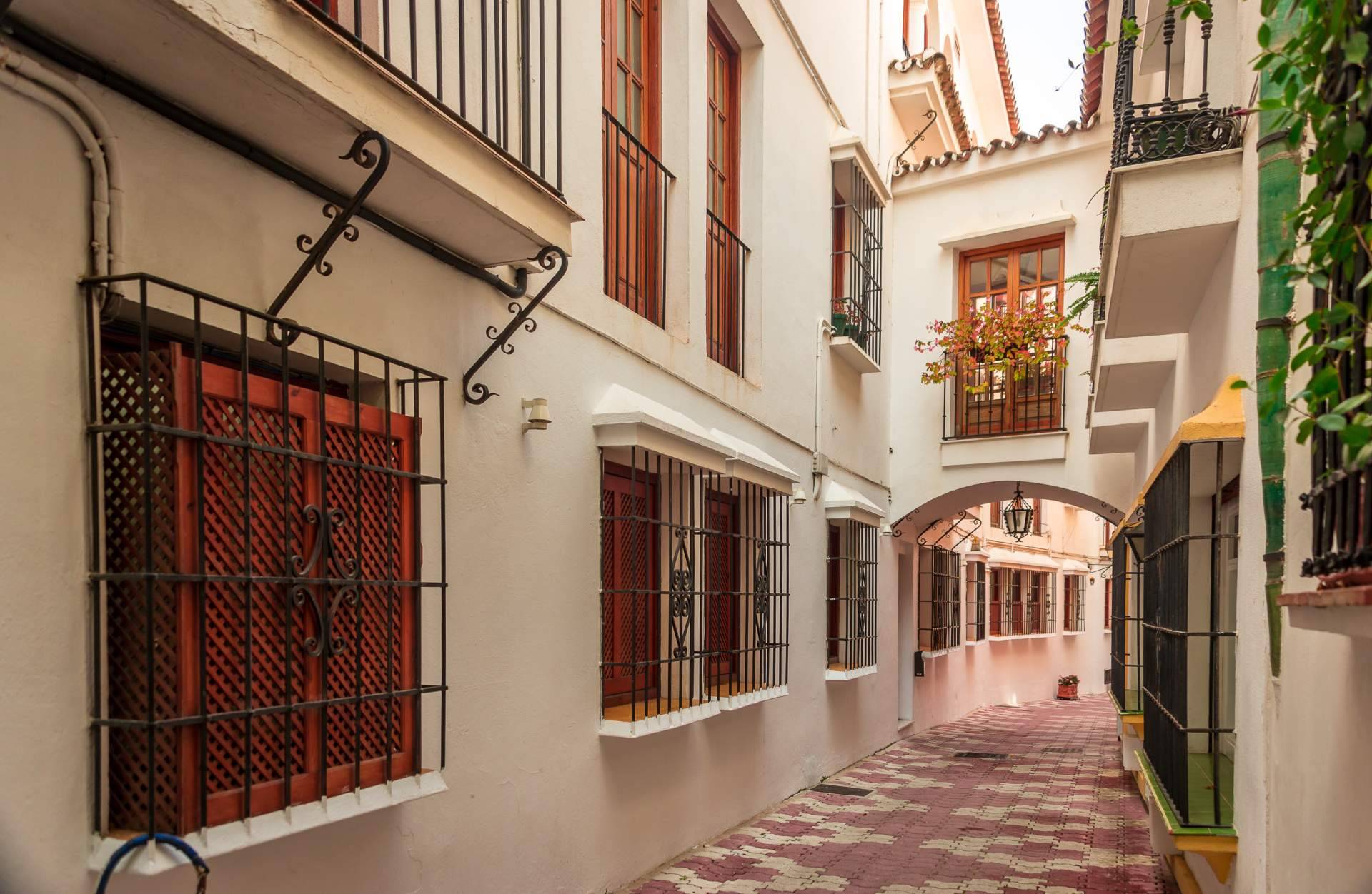 ¿Cuáles son los beneficios que ofrece la inmobiliaria Marbella con sus casas ubicadas en la Costa del Sol?