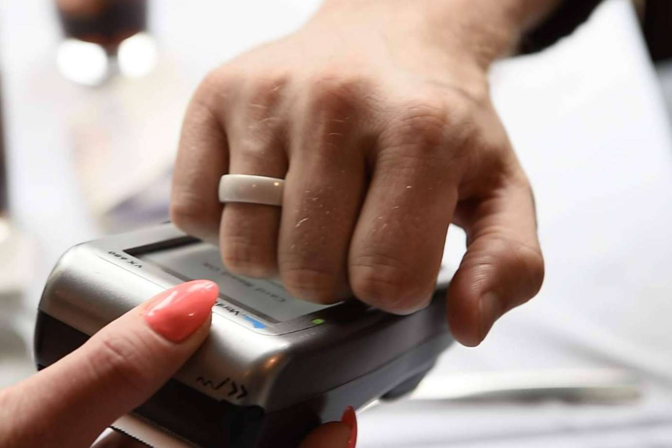 Rikki, el anillo de pago como opción novedosa de la alianza tradicional