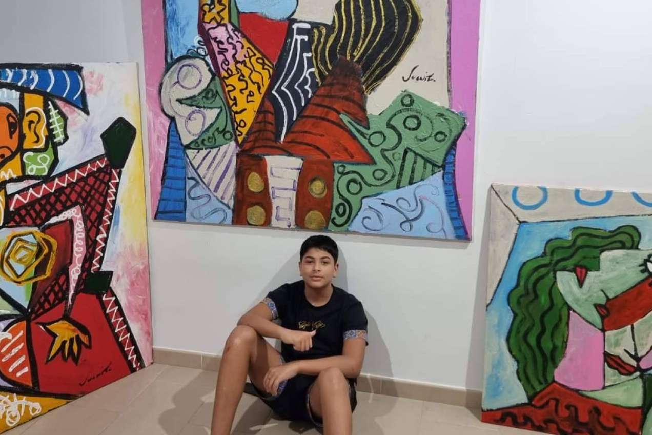 Un joven artista de 13 años que pinta expresionismo abstracto, Juanito Arte