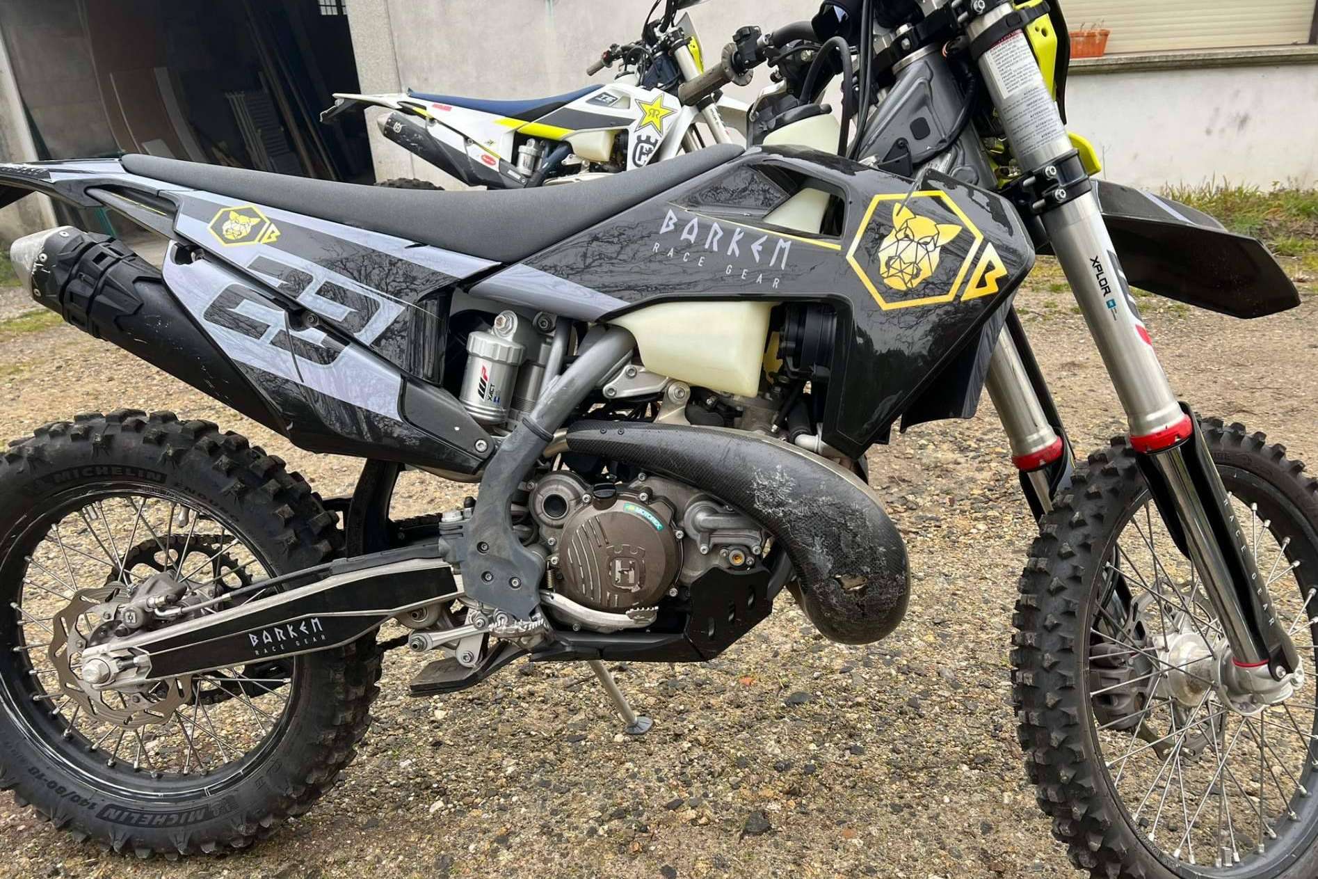 Plásticos y adhesivos para motos off-road, con ADHESIVOSEMBARRADOS