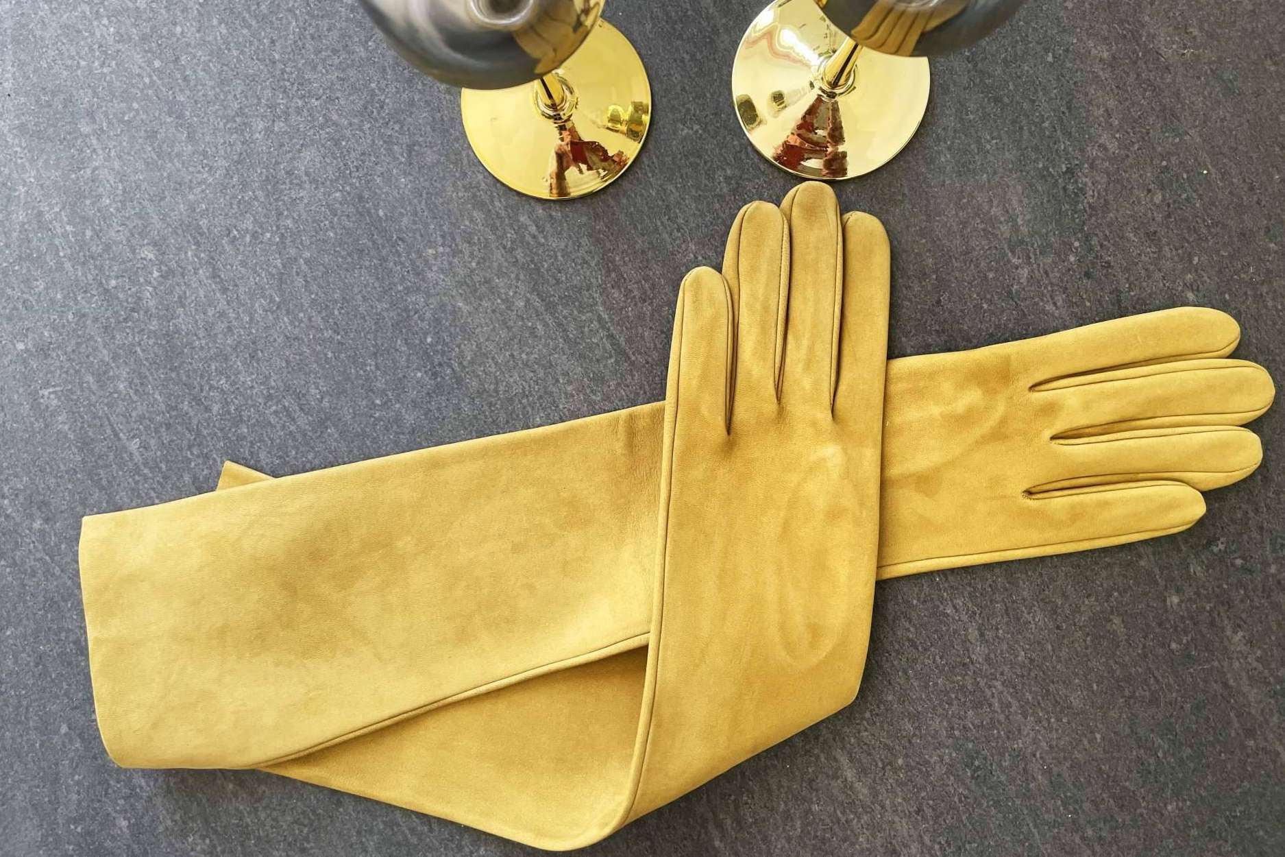 ¿De dónde son los guantes que llevan las famosas en las revistas de moda?