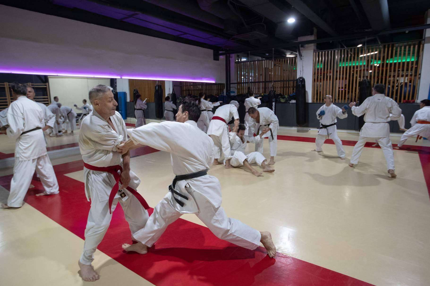 Practicar artes marciales en Mabuni, gimnasio con piscina, un referente del karate en Madrid