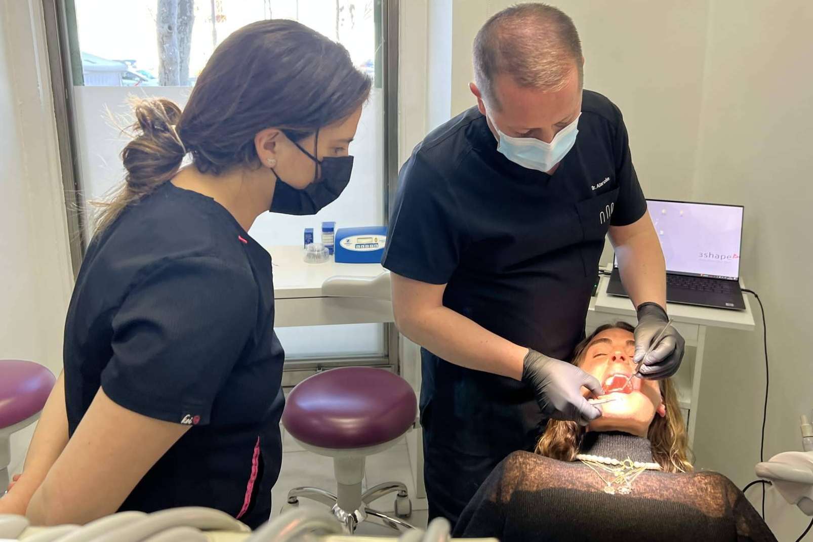 Clínica Puerta de Alcalá ofrece tratamientos de estética dental ideales para mejorar la sonrisa de cara a la primavera y el verano