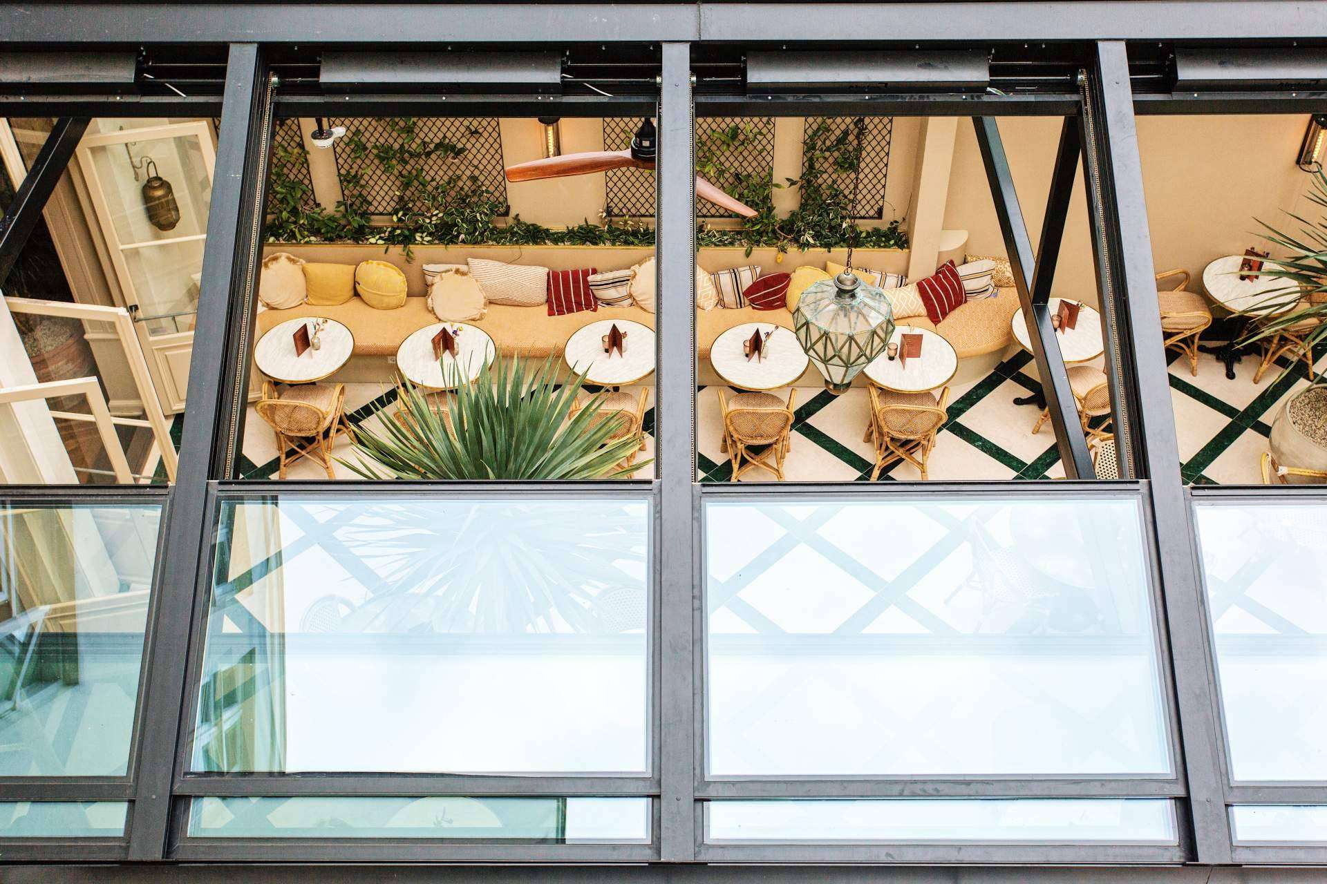 Disfrutar de los patios durante todo el año es posible con los techos móviles de la empresa Airclos