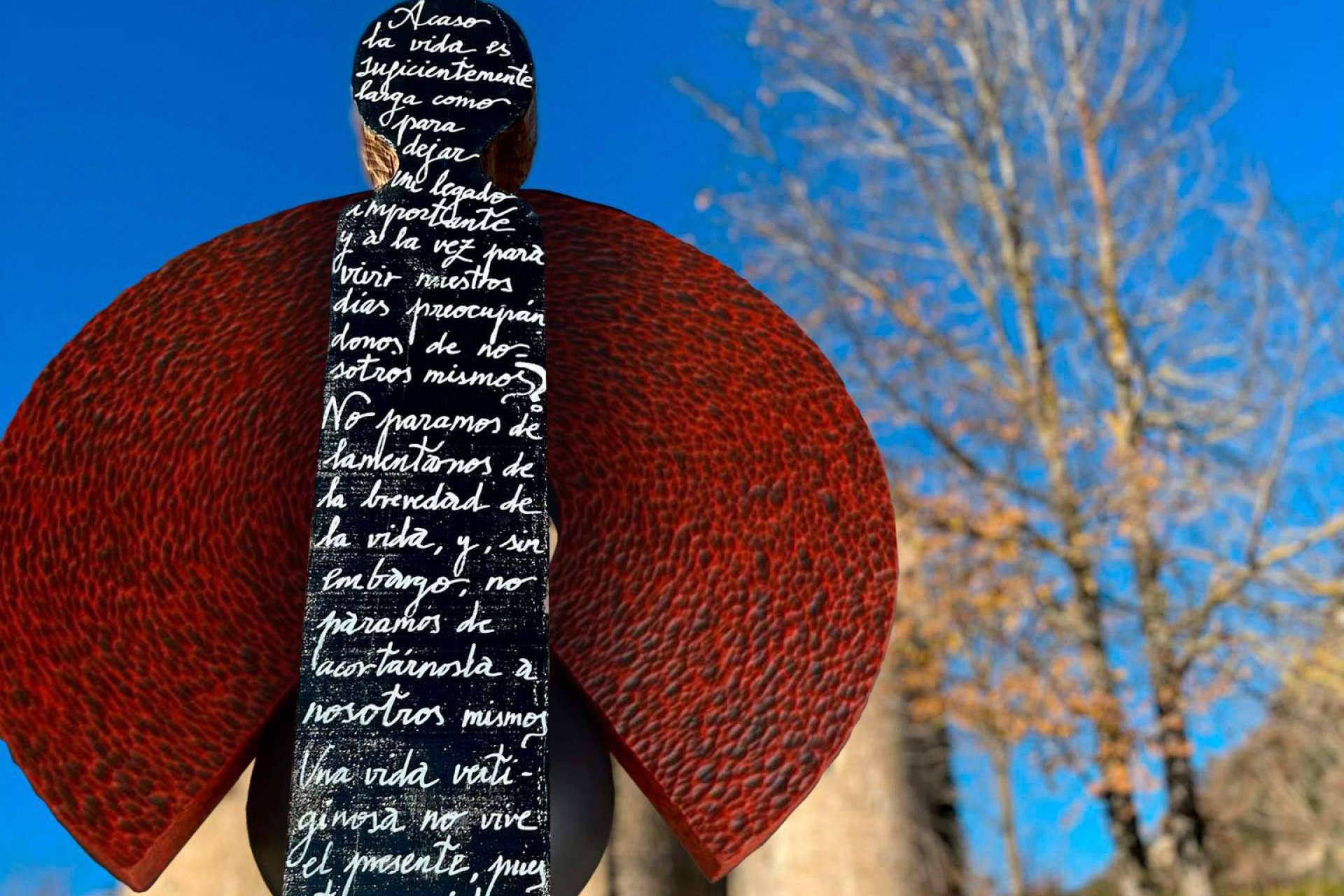 Todo lo que hay detrás de la escultura totémica de Pilar Almagro