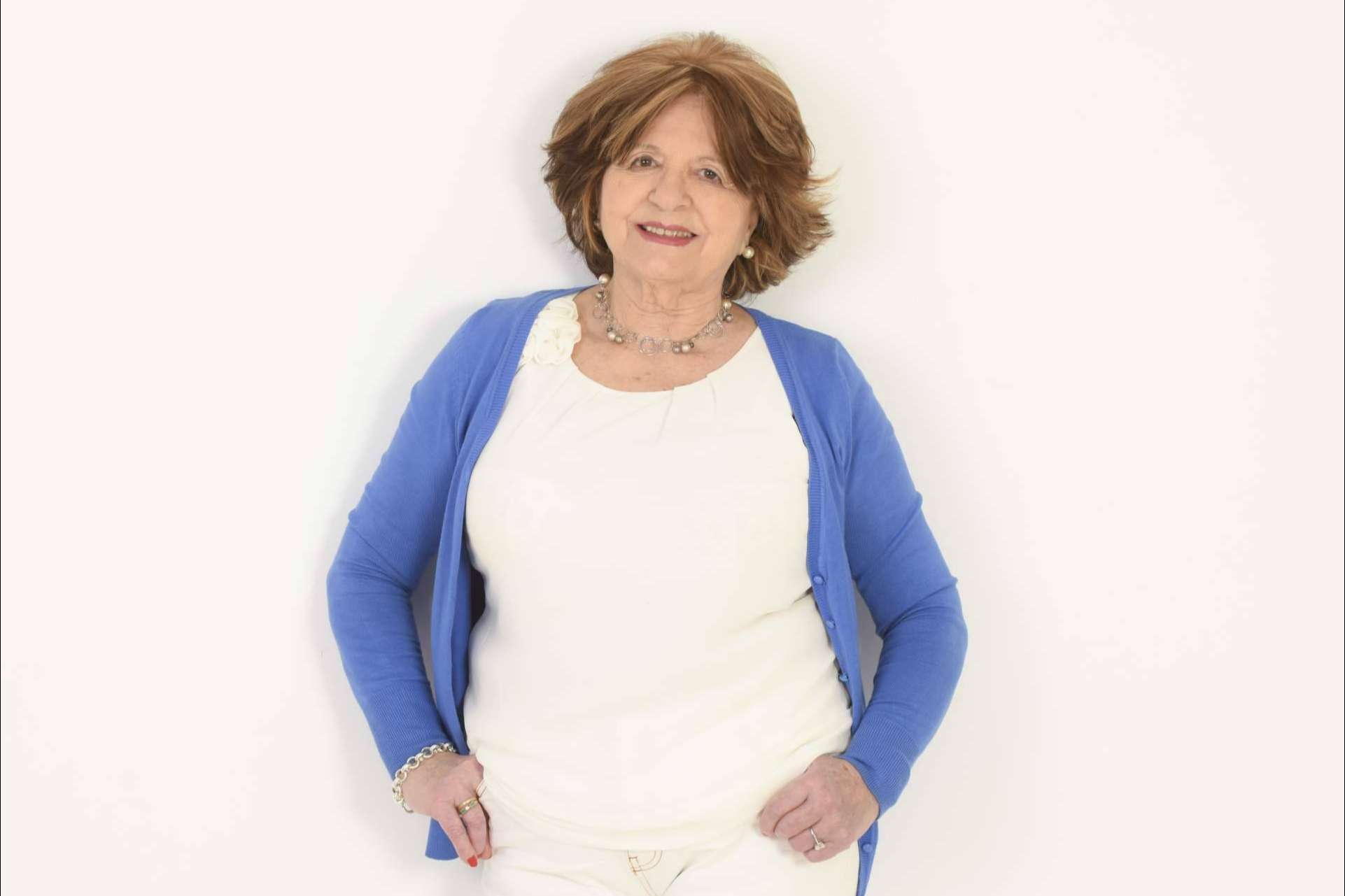 Carmen Viaña de Terán publica su primera obra, '¿Quién eres? ¿Por qué manejas mi vida?', una historia fascinante y emotiva que invita a la reflexión