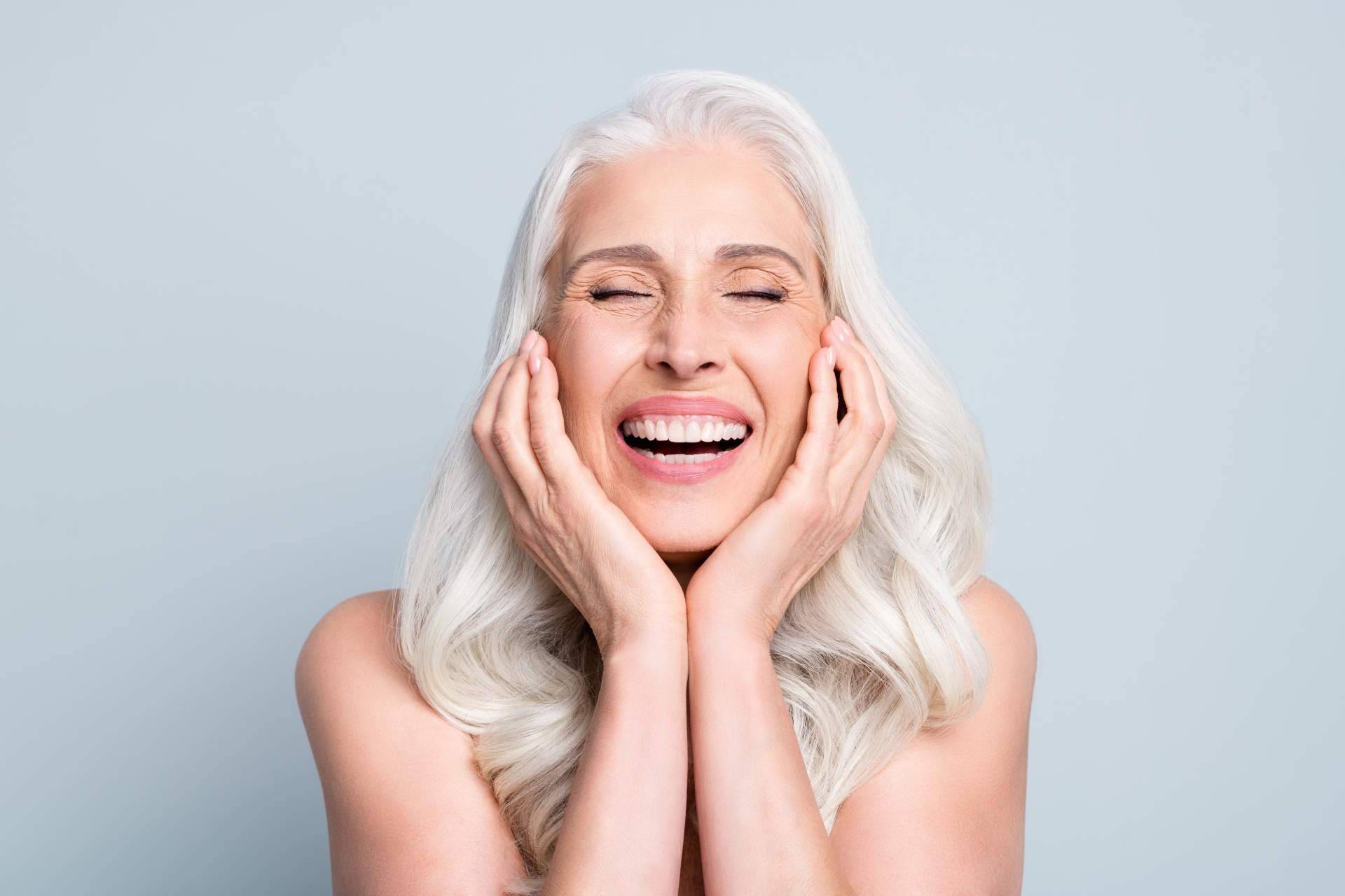 Rejuvenecimiento facial a través del tratamiento Hollywood Peel que ofrece Crina Rus Beauty Center