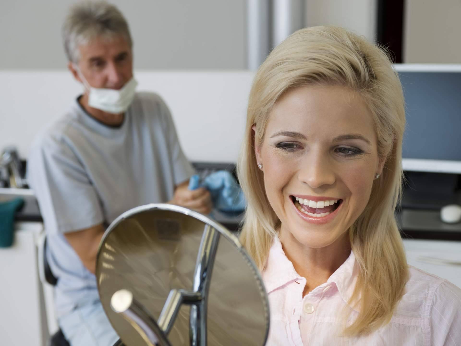Una sonrisa radiante con el innovador tratamiento de Diseño de Sonrisa. ¡Listo para la boda!