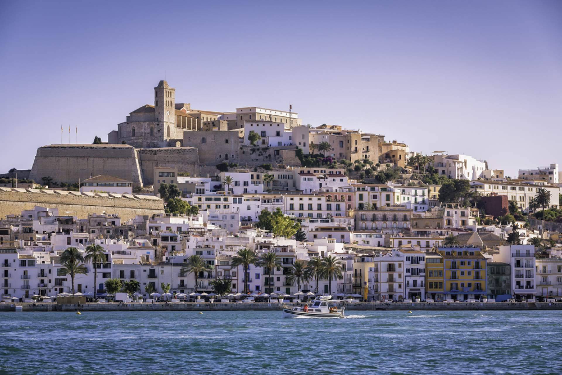 Formas de moverse por Ibiza durante la estancia en la isla, con Alpha VIP Transfer