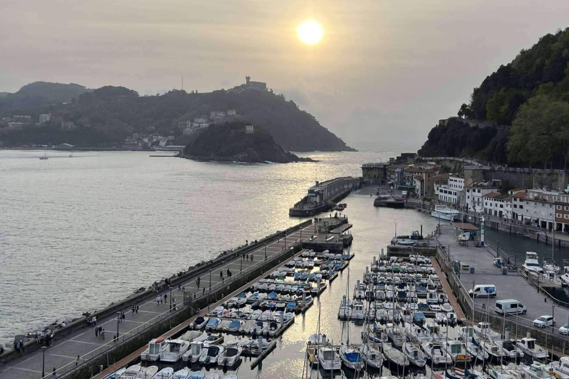 El catamarán Ciudad de San Sebastián ofrece un paseo marítimo ideal para conocer toda la costa de la localidad