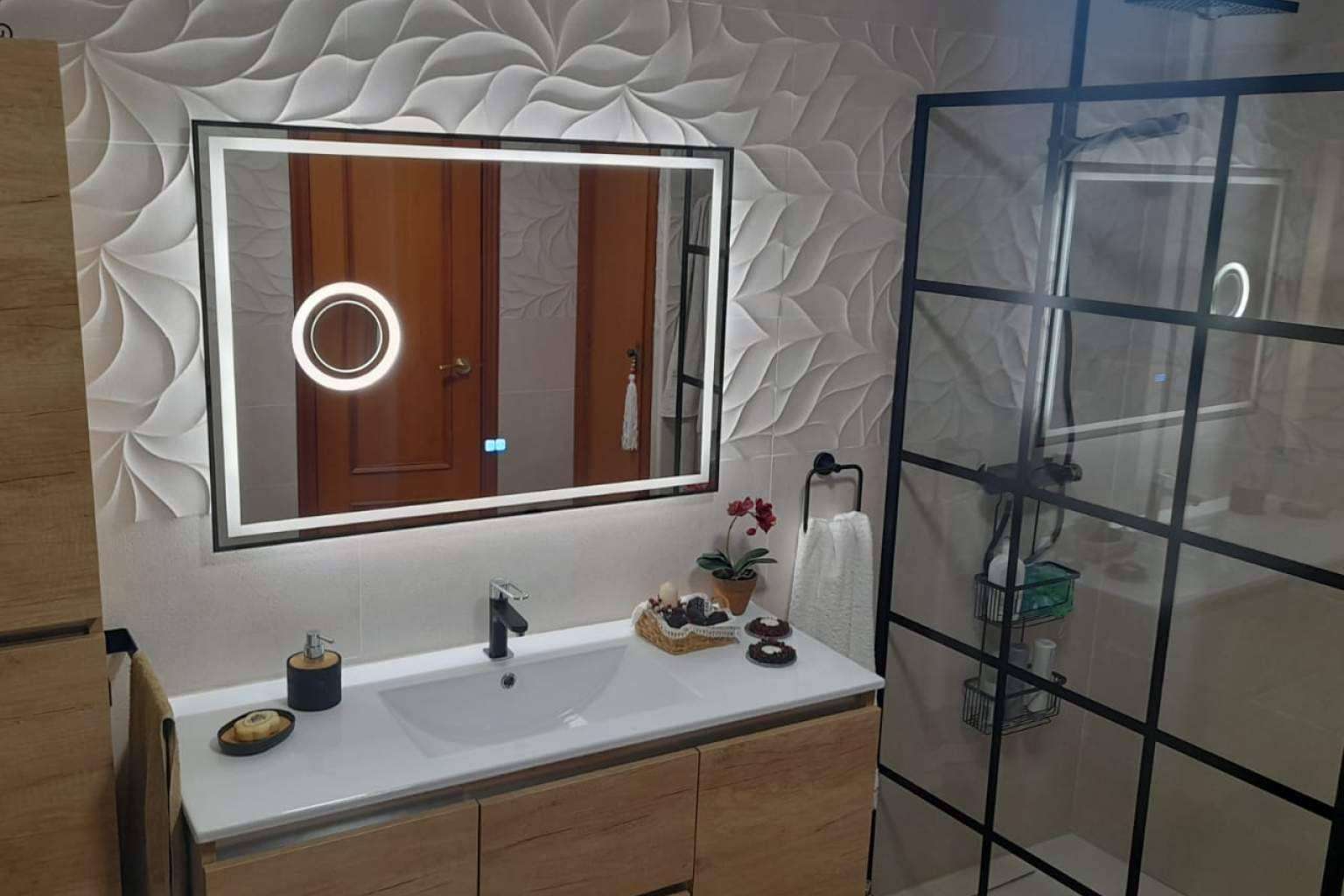 EspejoLED ofrece espejos para baño con luz de calidad