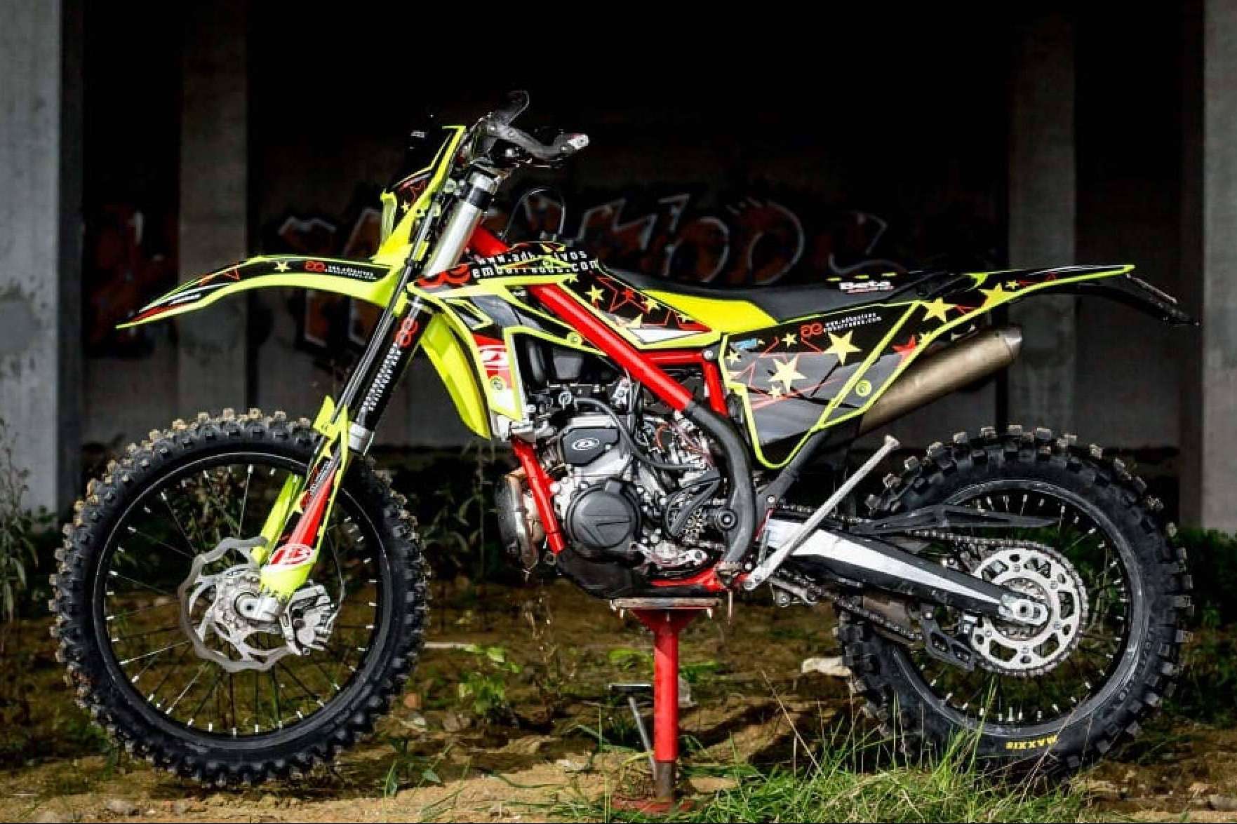 Adhesivos y plásticos para motos off road, con ADHESIVOSEMBARRADOS