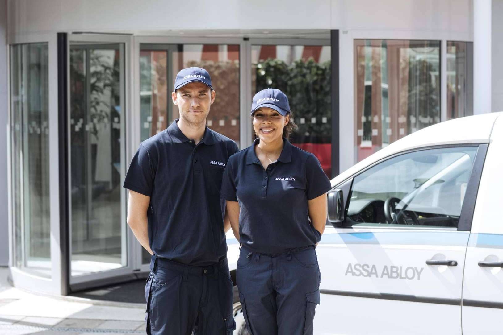 ASSA ABLOY explica las normativas de mantenimiento para las puertas automáticas industriales y peatonales