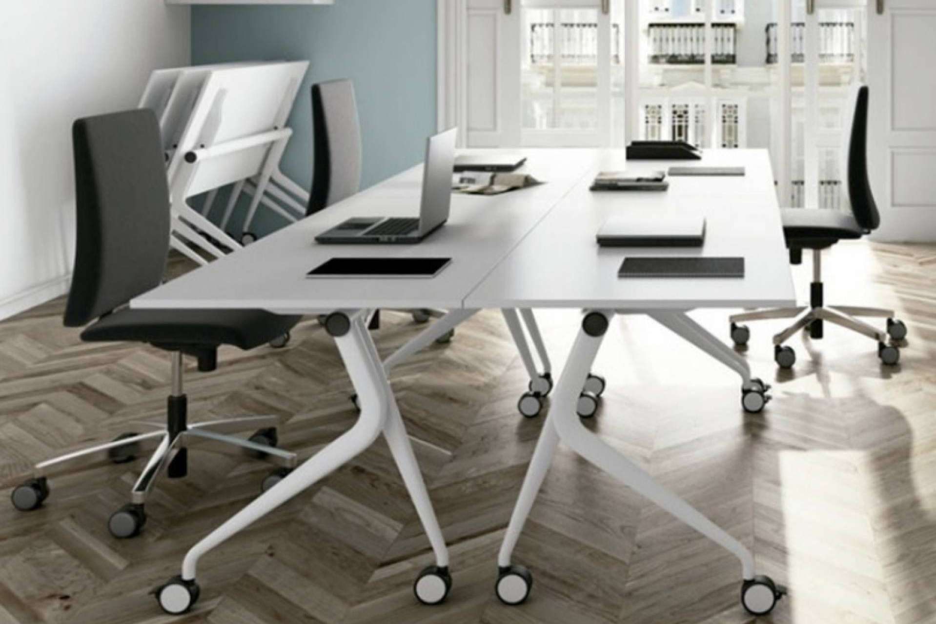 Espacios multitarea con las mesas móviles de oficina de OfficeDeco