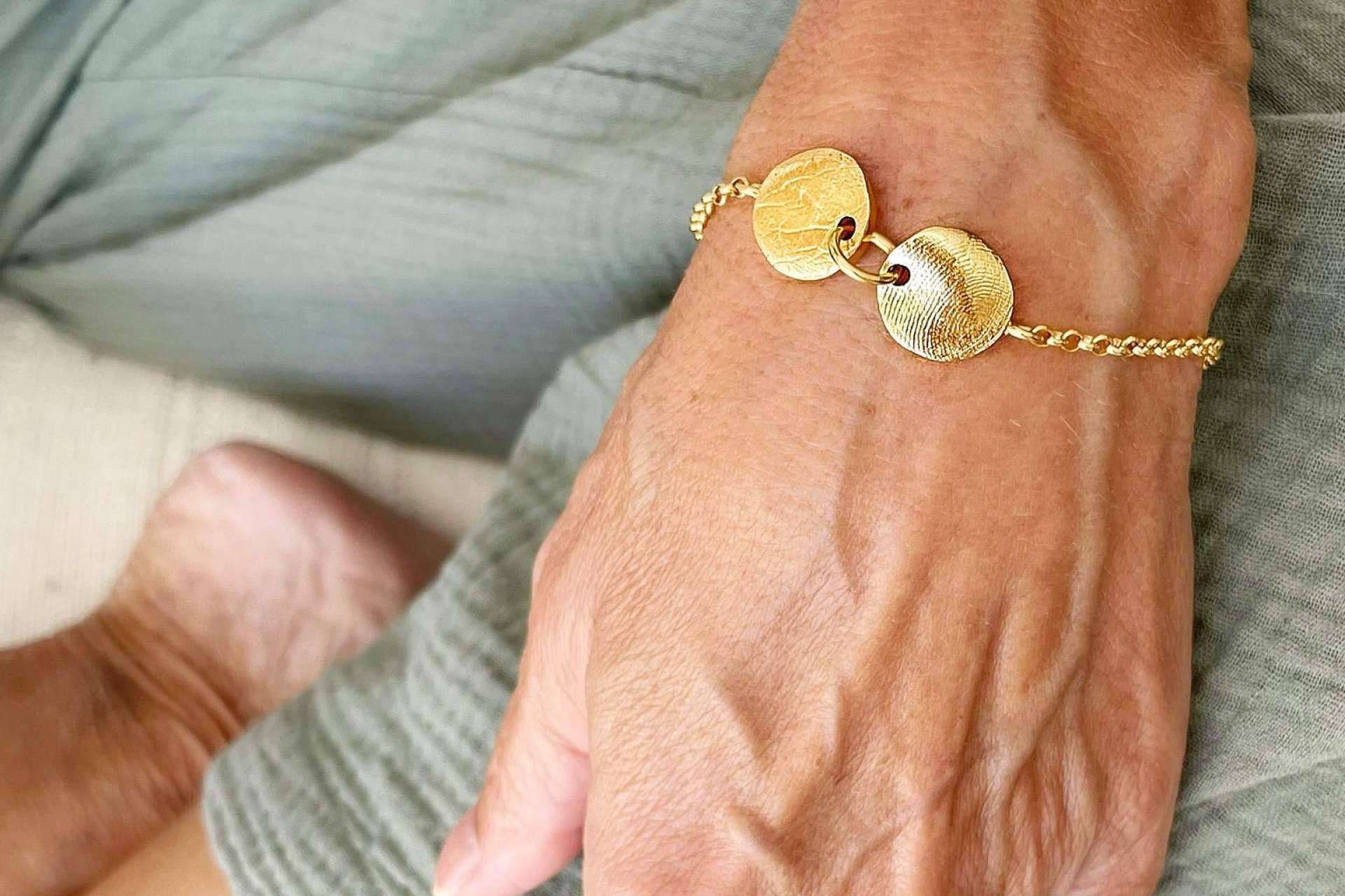 La medalla con huella de la firma Dejando Huella Joyas, el regalo ideal para el Día de la Madre